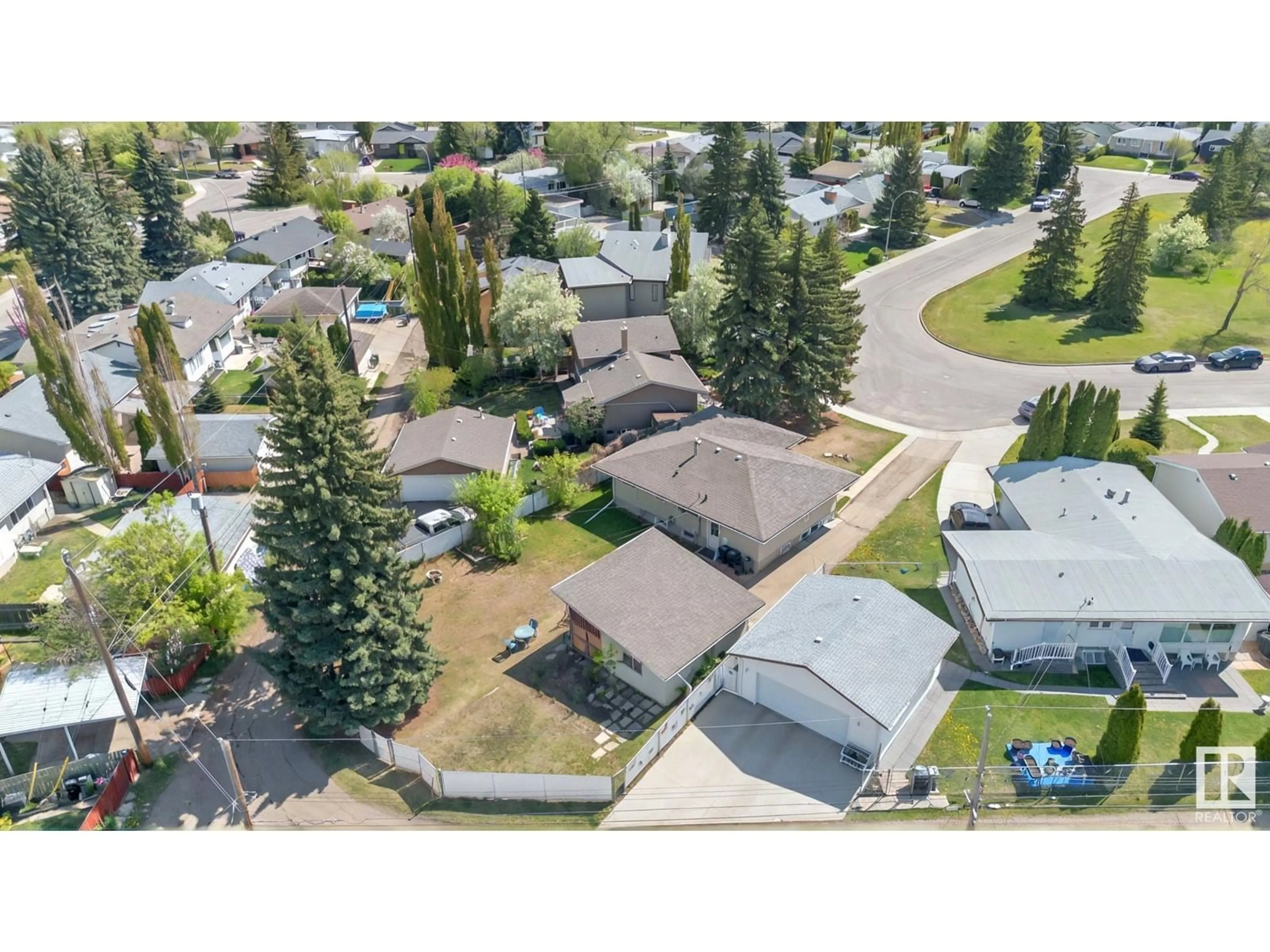 A pic from outside/outdoor area/front of a property/back of a property/a pic from drone, street for 16119 88A AV, Edmonton Alberta T5R4N5