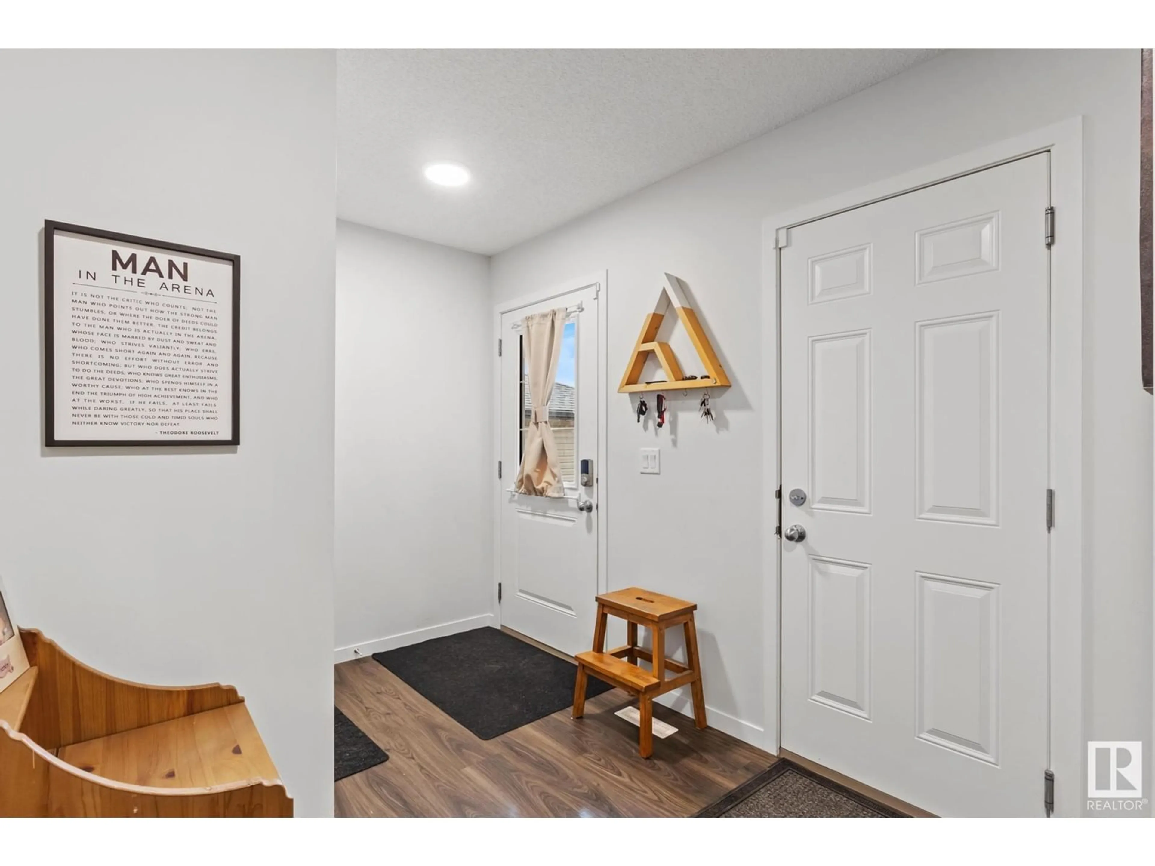 Indoor entryway for 1323 SOUTH CREEK LI, Stony Plain Alberta T7Z0K6