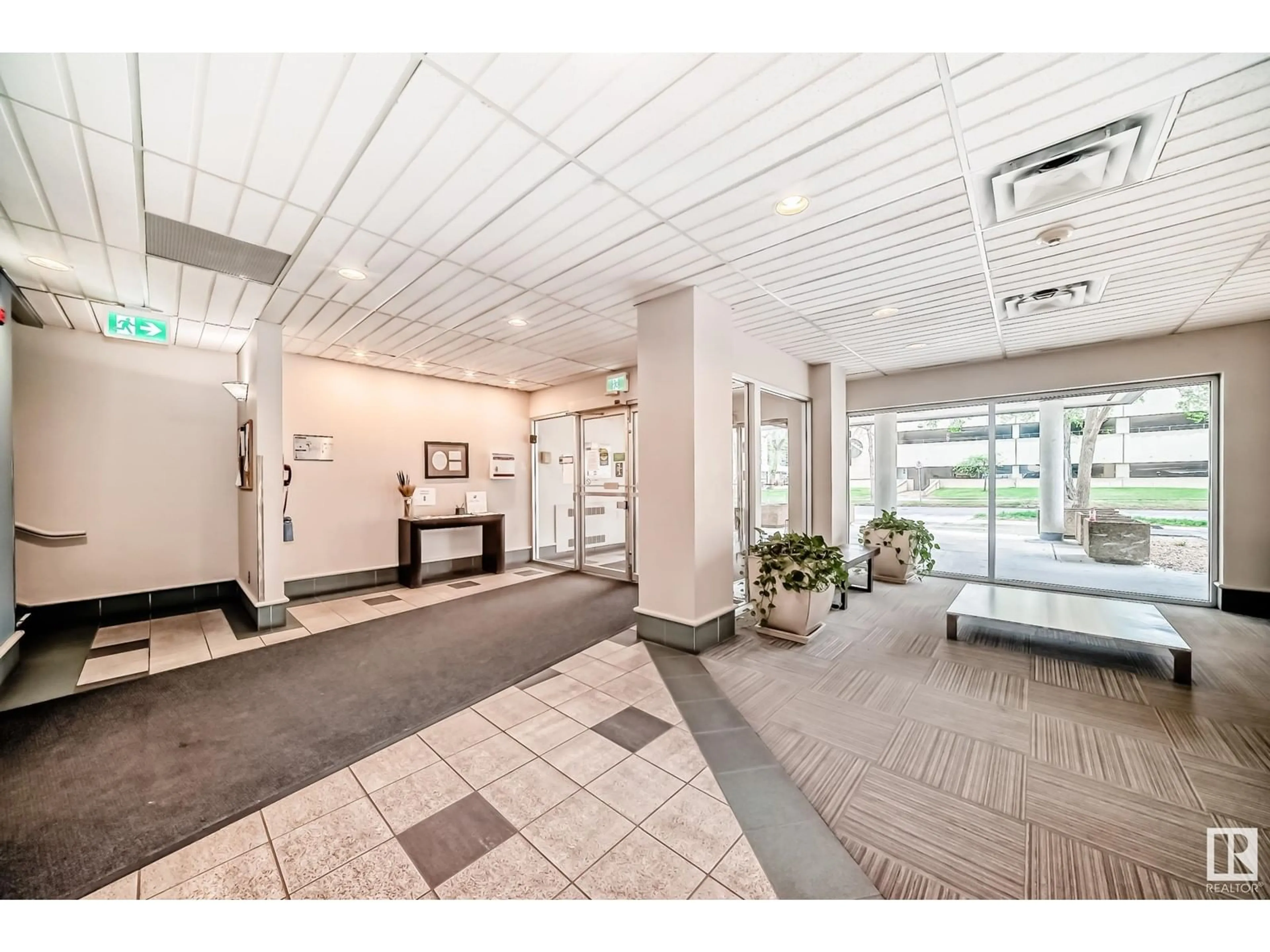Indoor foyer for #504 - 9940 112 ST, Edmonton Alberta T5K1L8