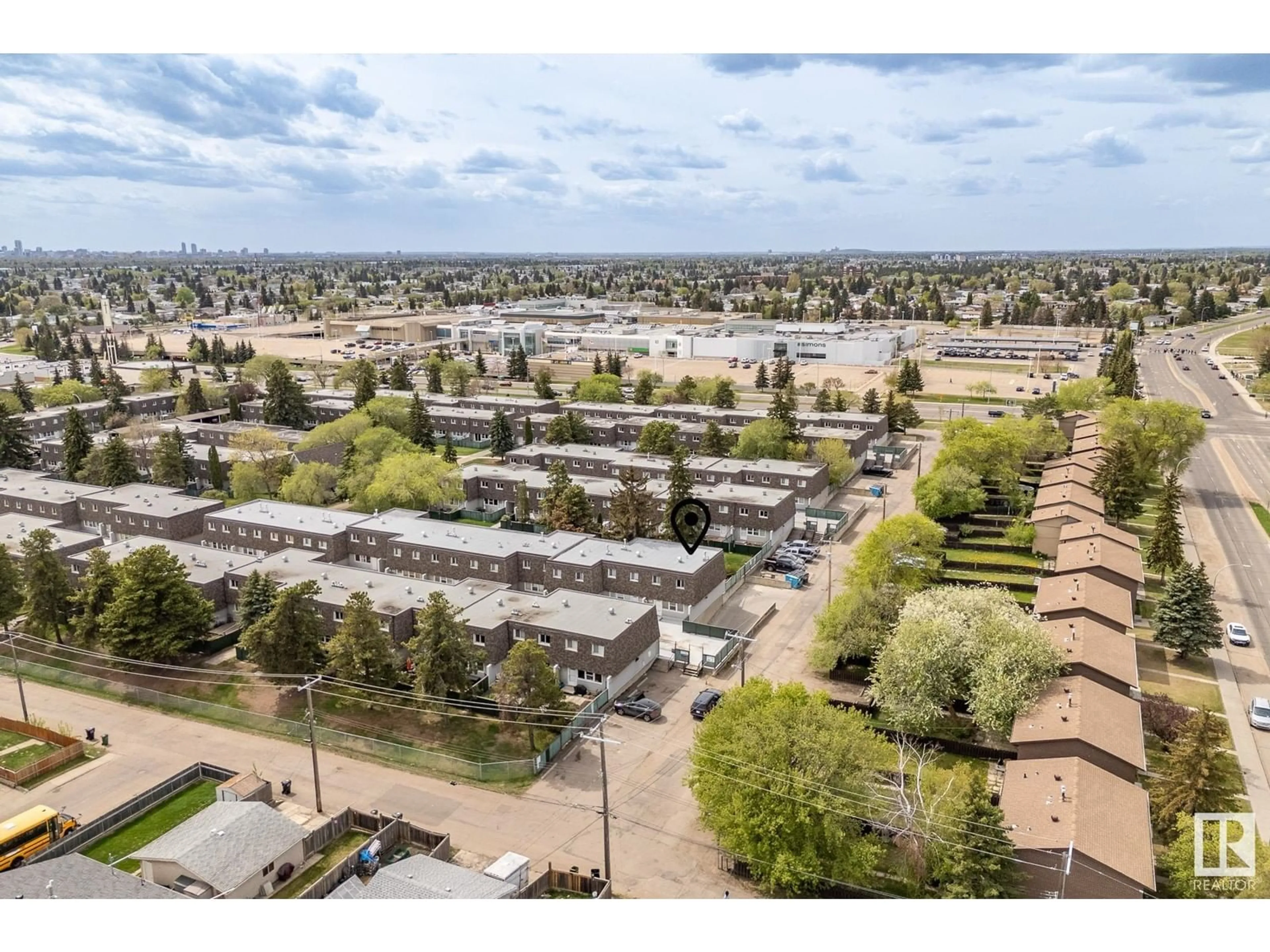 A pic from outside/outdoor area/front of a property/back of a property/a pic from drone, mountain view for 523 VILLAGE ON THE GREEN GR, Edmonton Alberta T5A1H2
