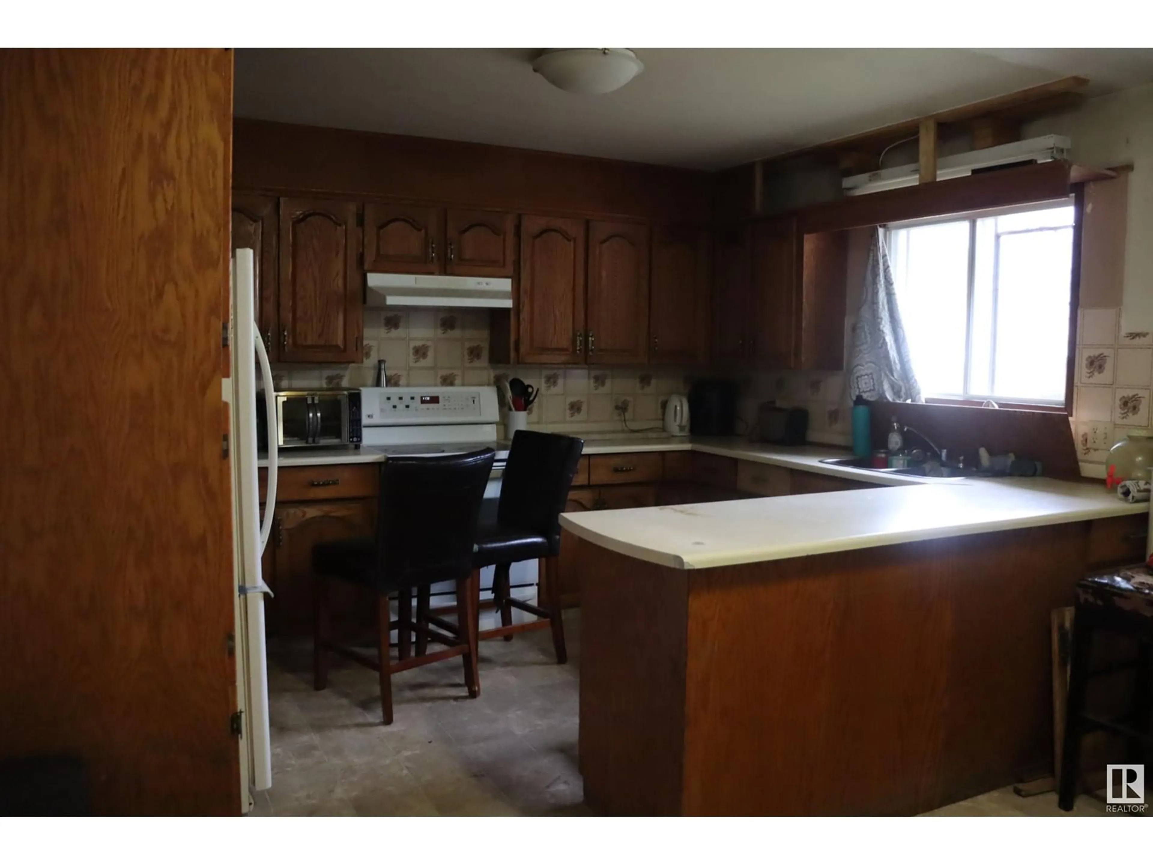 Standard kitchen, unknown for 6106 51ST, Ponoka Alberta T4J1E6