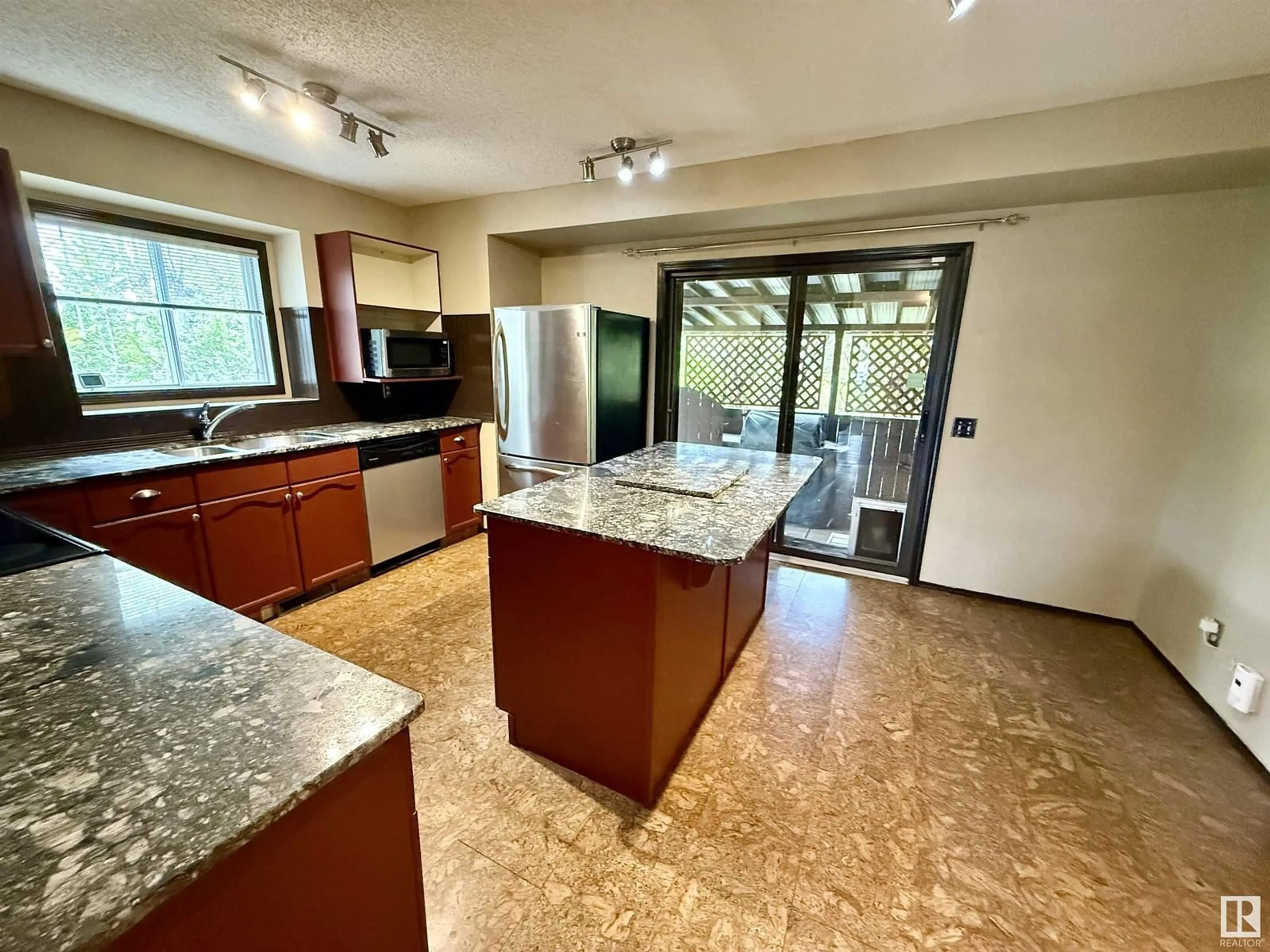 Open concept kitchen, unknown for 157 ST. ANDREWS DR, Stony Plain Alberta T7Z1K7