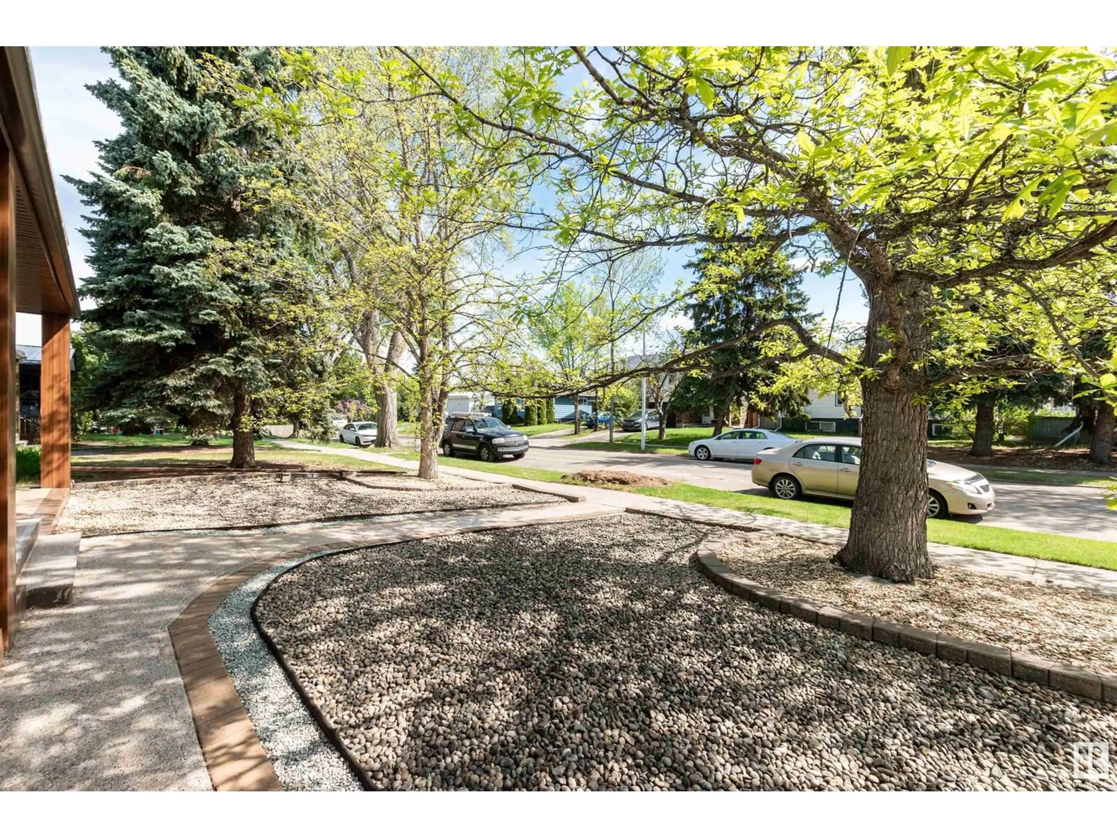 A pic from outside/outdoor area/front of a property/back of a property/a pic from drone, street for NW - 10636 80 ST, Edmonton Alberta T6A3K1