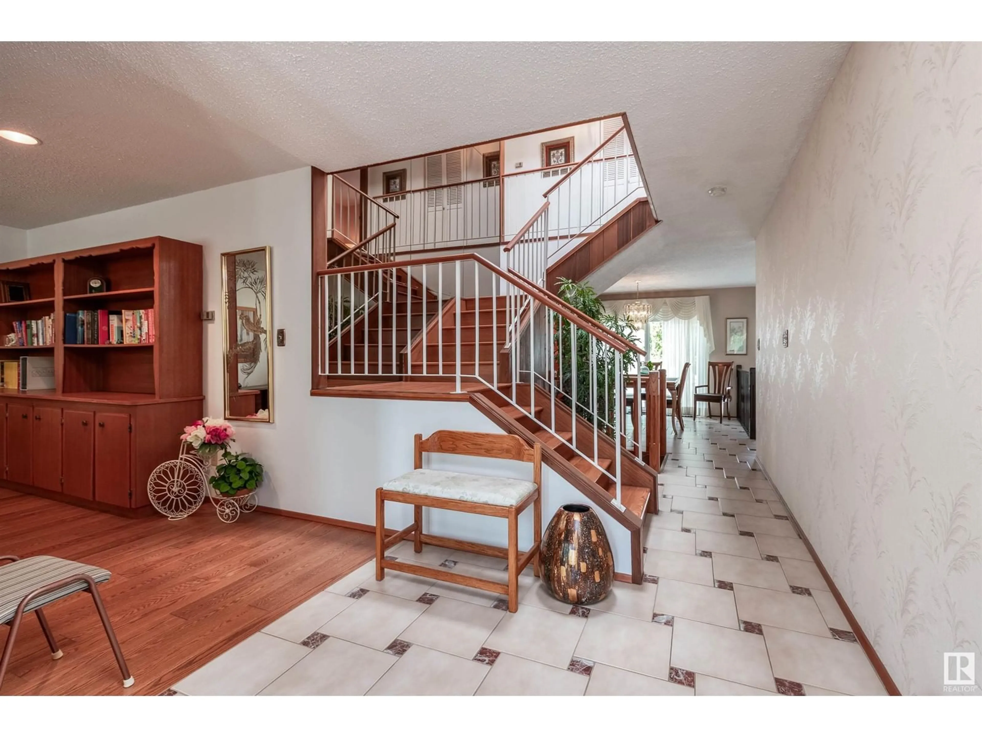 Indoor foyer for NW - 10636 80 ST, Edmonton Alberta T6A3K1