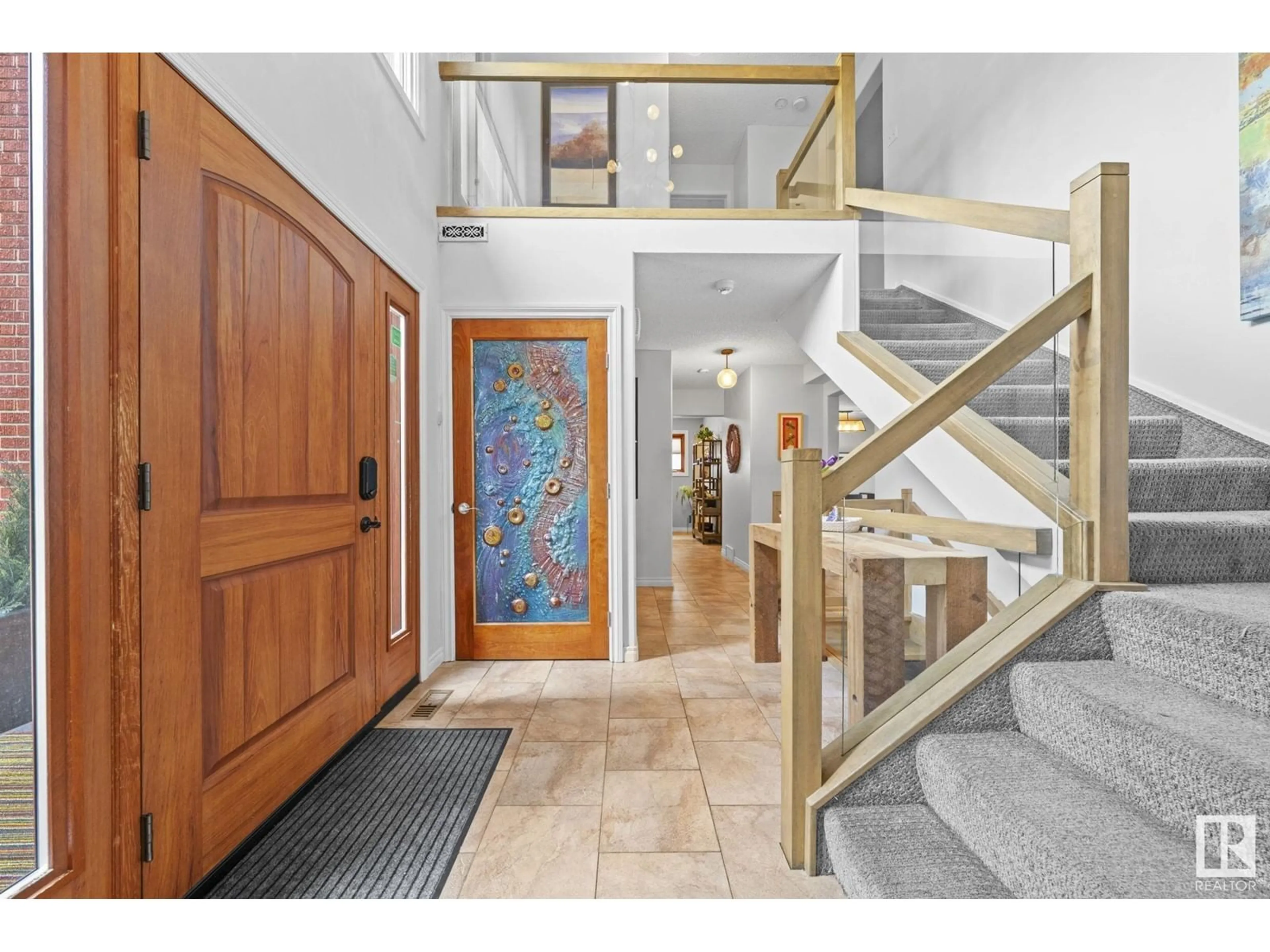 Indoor foyer for 16111 PATRICIA DR, Edmonton Alberta T5R5N3