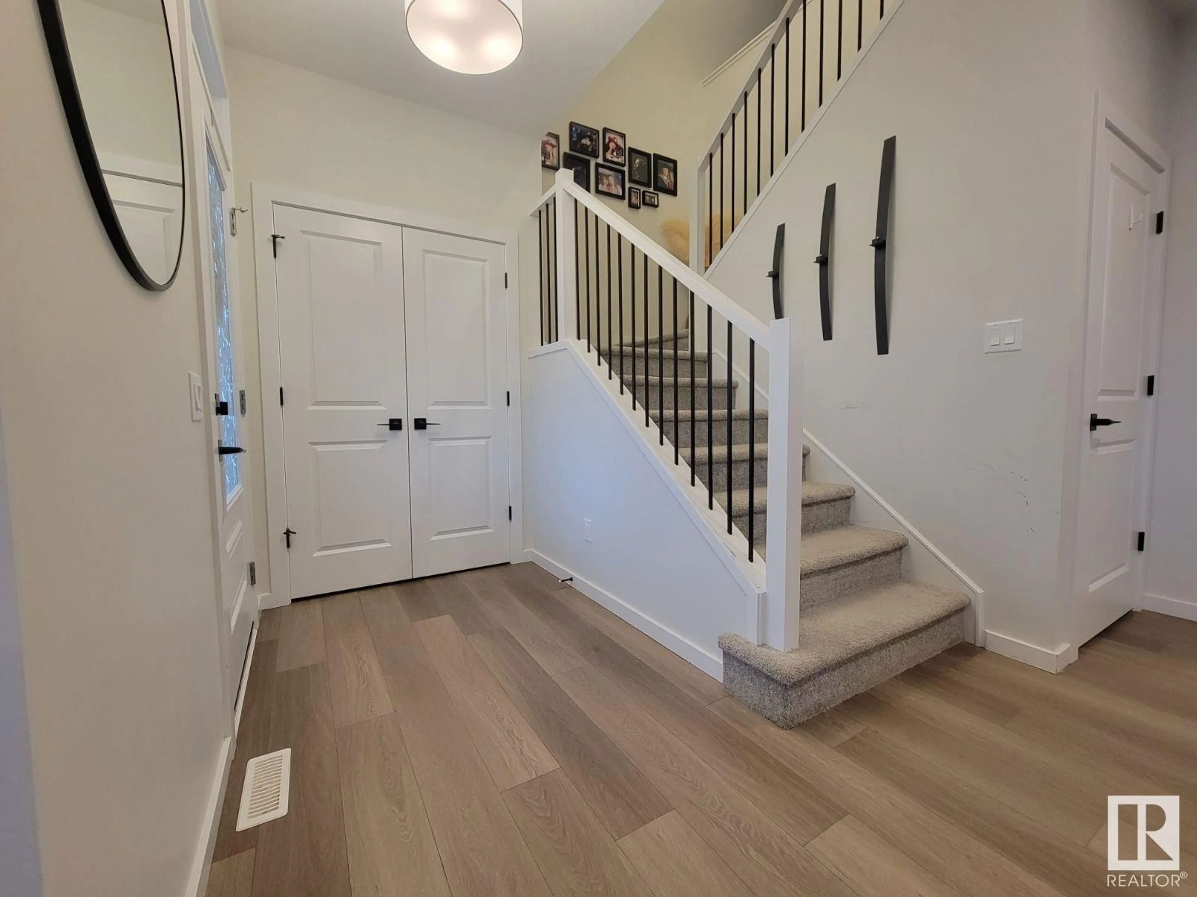 Indoor entryway for 7012 - 7012 54 AV, Beaumont Alberta T4X2Z9