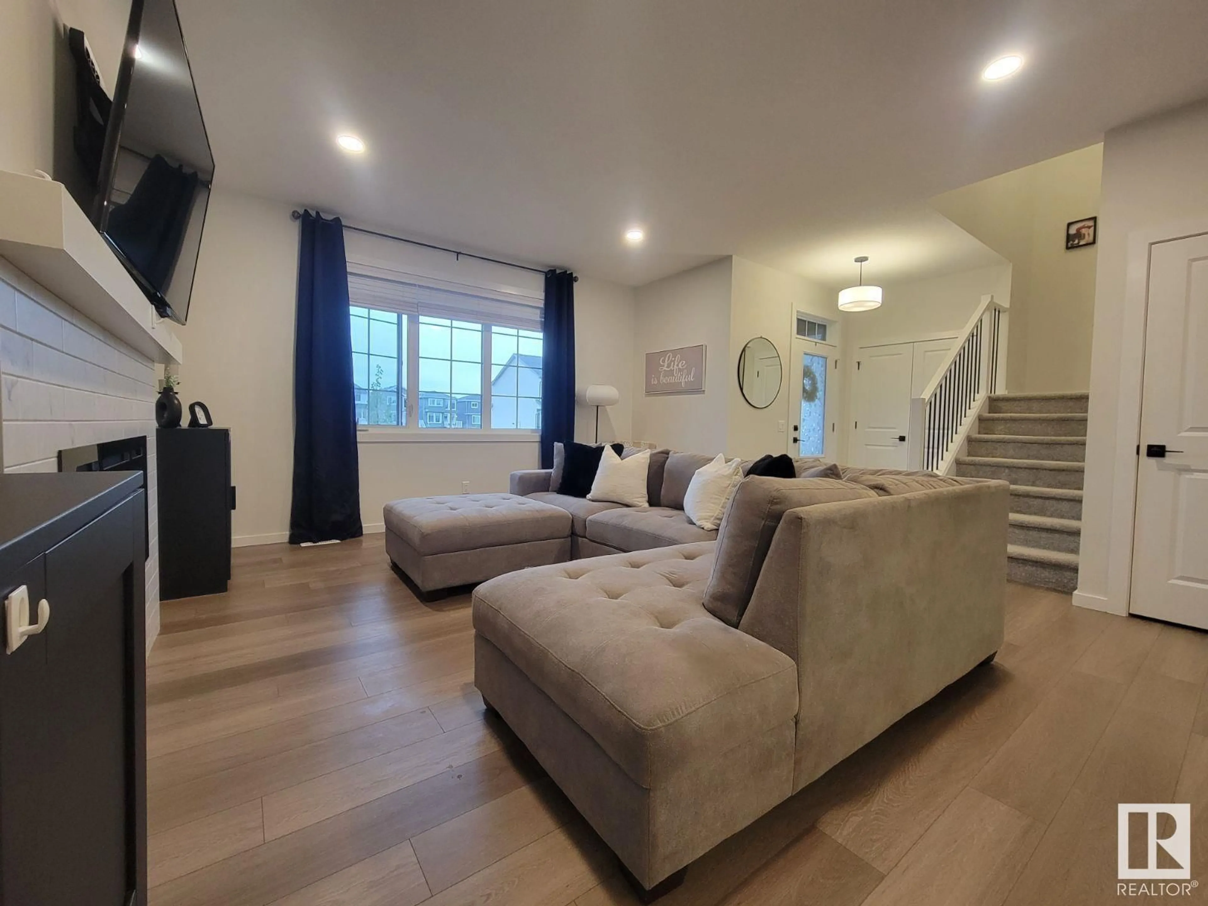 Living room with furniture, unknown for 7012 - 7012 54 AV, Beaumont Alberta T4X2Z9