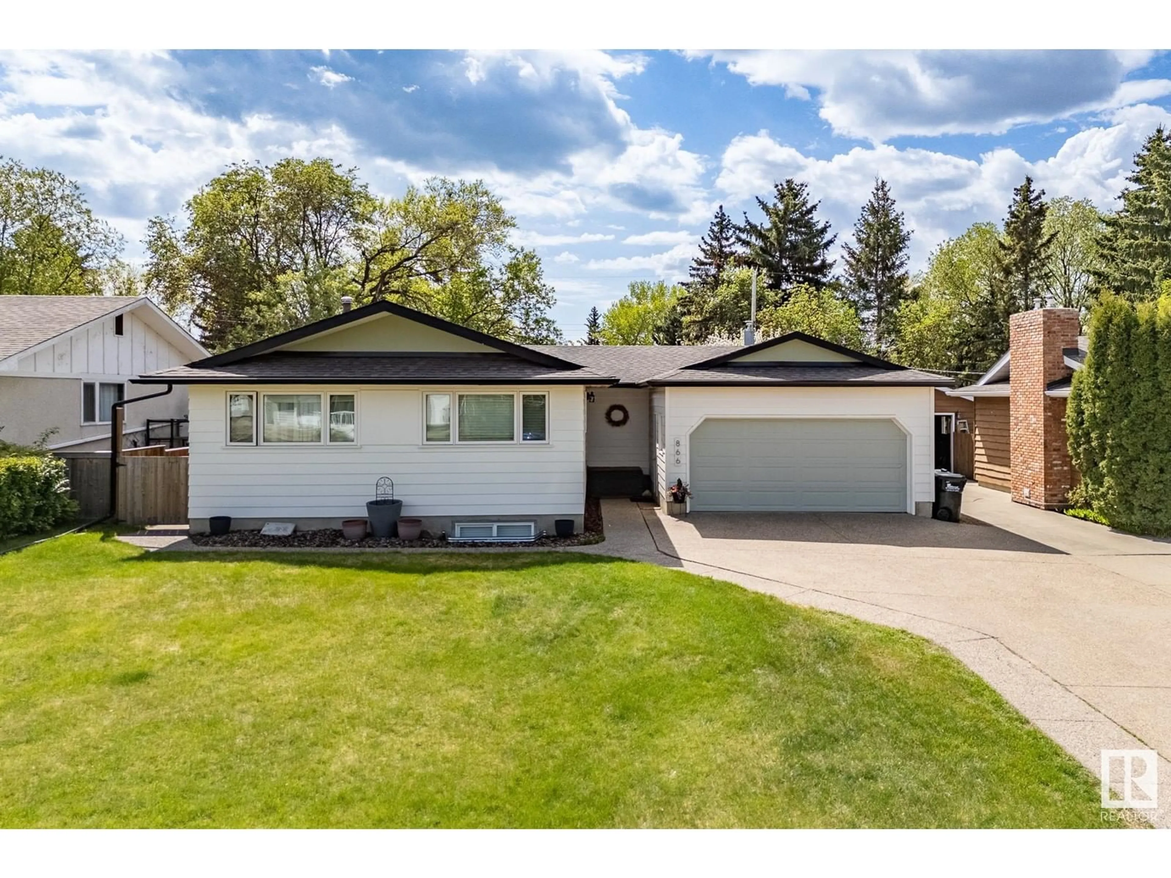 Home with vinyl exterior material, street for 866 BIRCH AV, Sherwood Park Alberta T8A1X3
