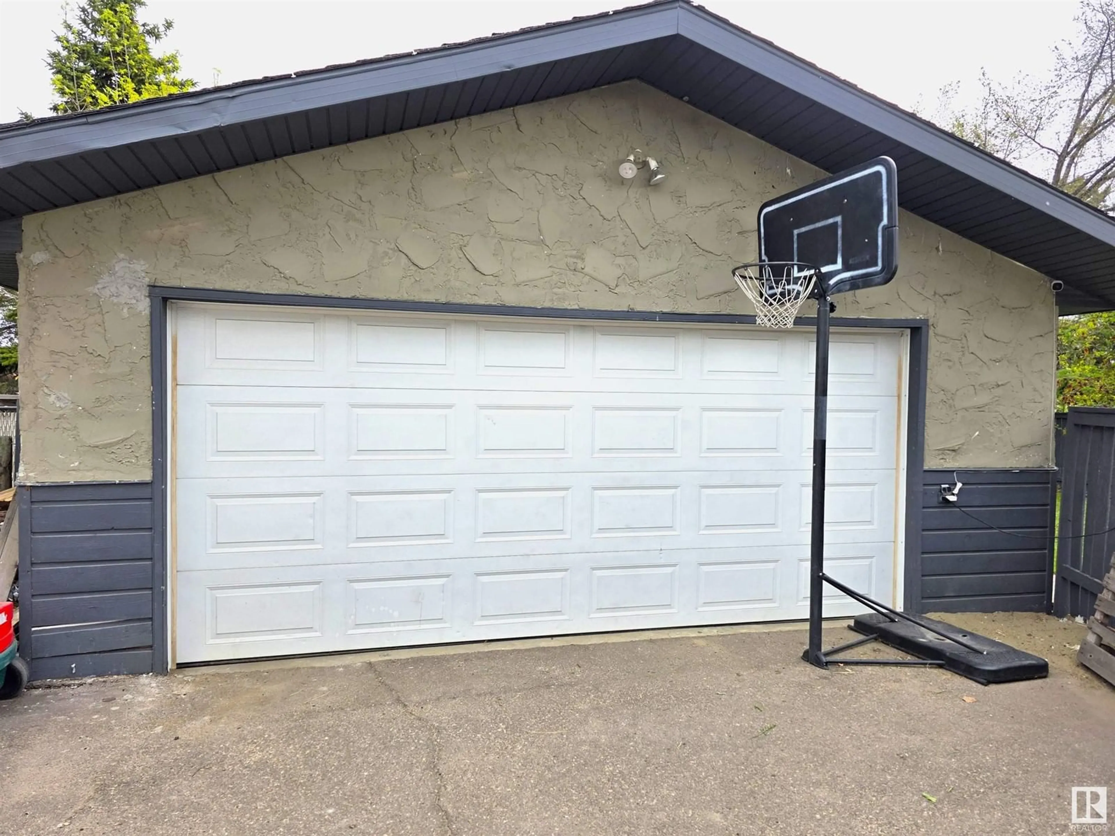 Indoor garage for 3610 37 AV, Leduc Alberta T9E6G7
