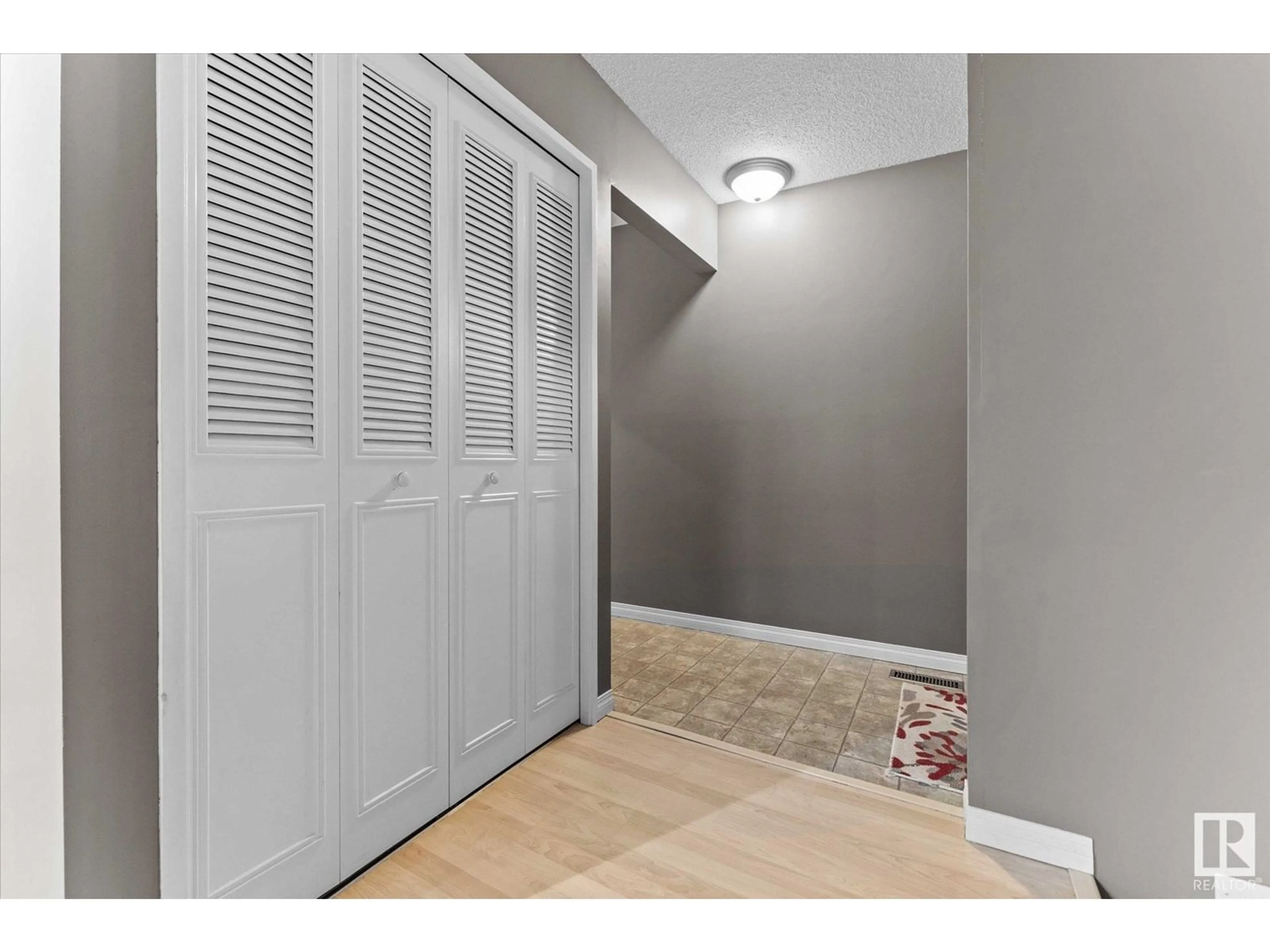 Indoor entryway for 14812 94 ST, Edmonton Alberta T5E3W5