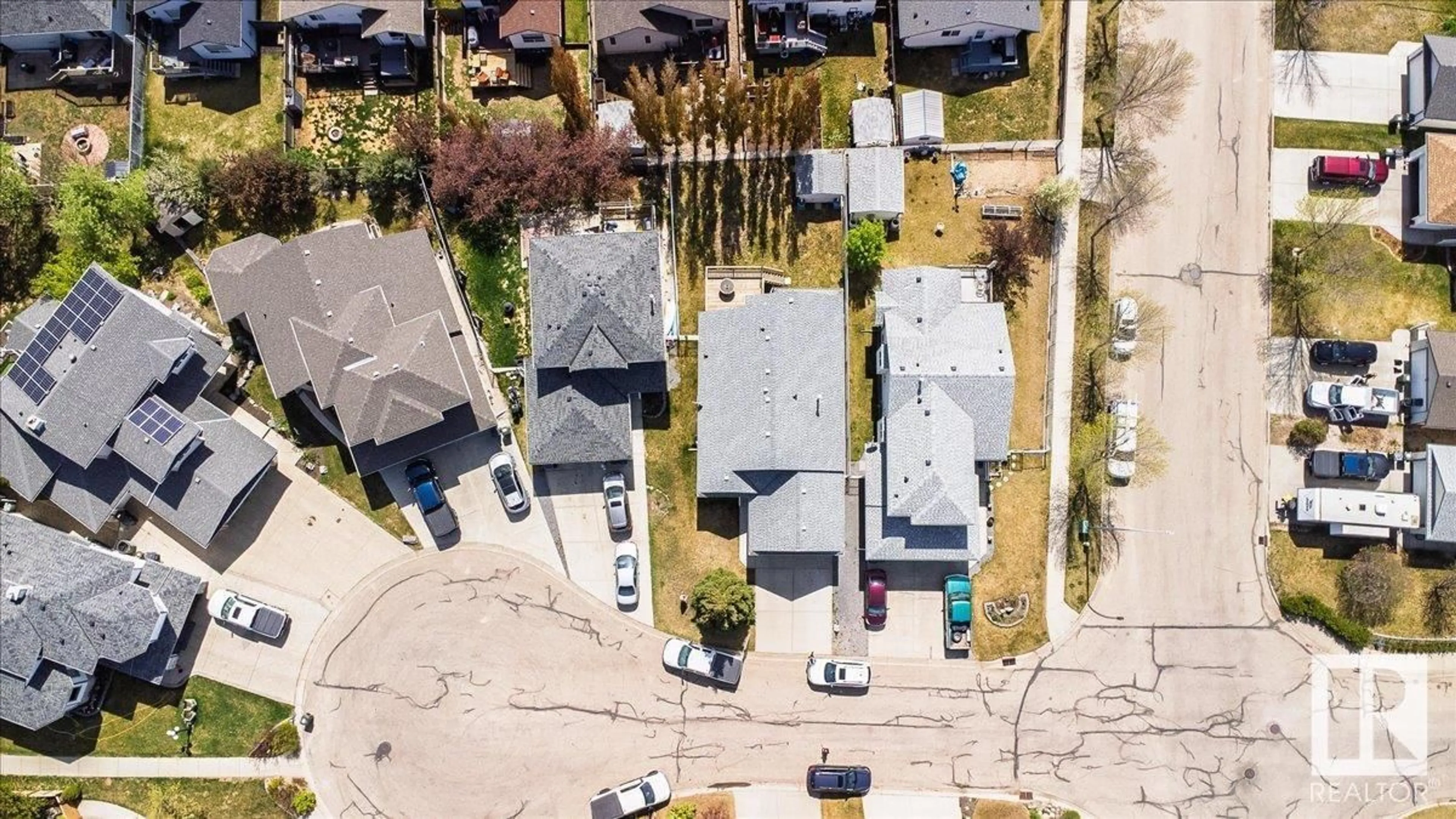 A pic from outside/outdoor area/front of a property/back of a property/a pic from drone, street for 464 KANANASKIS CL, Devon Alberta T9G2C5
