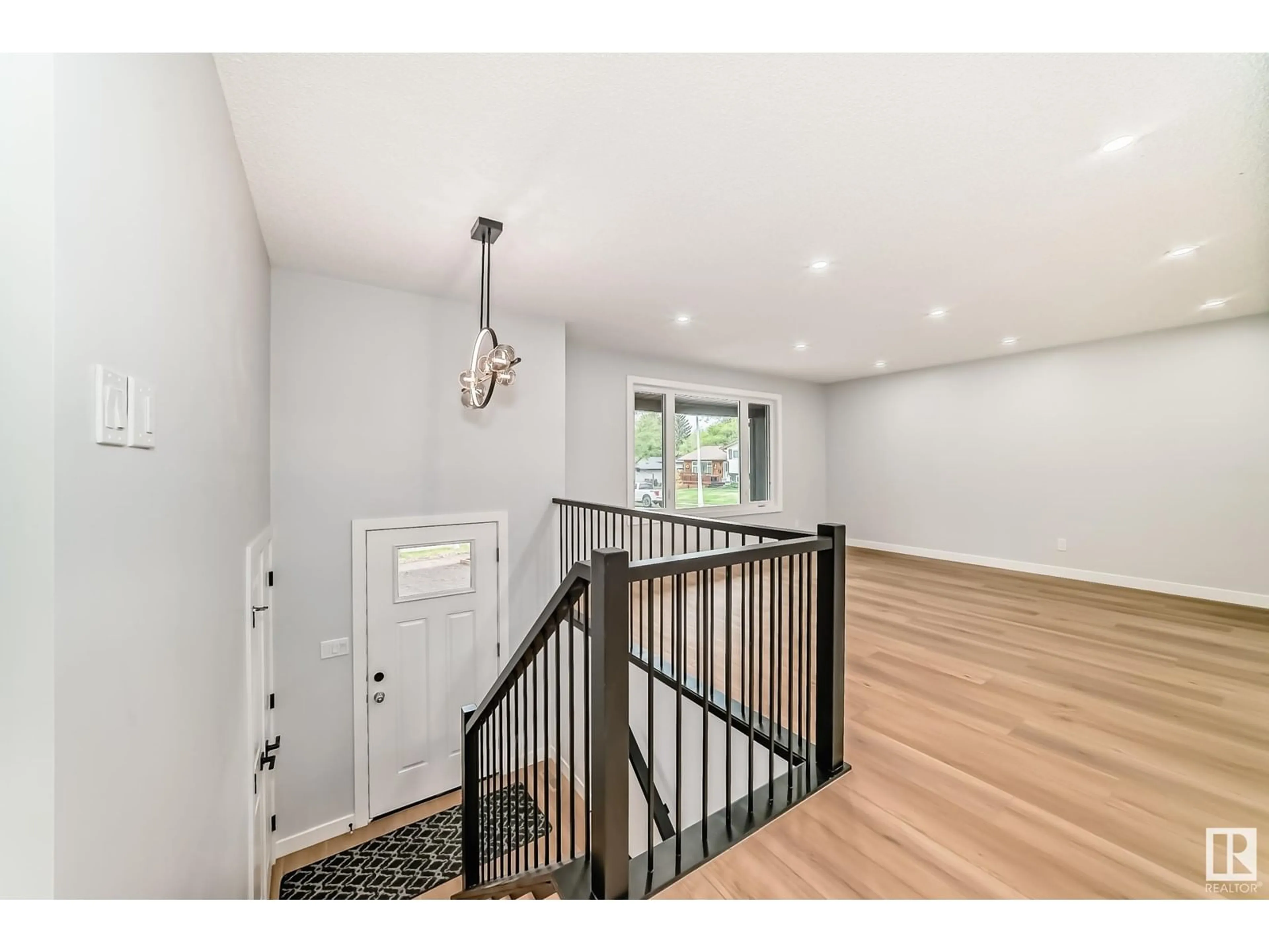 Indoor entryway for 72 AMBER CR, St. Albert Alberta T8N2J1