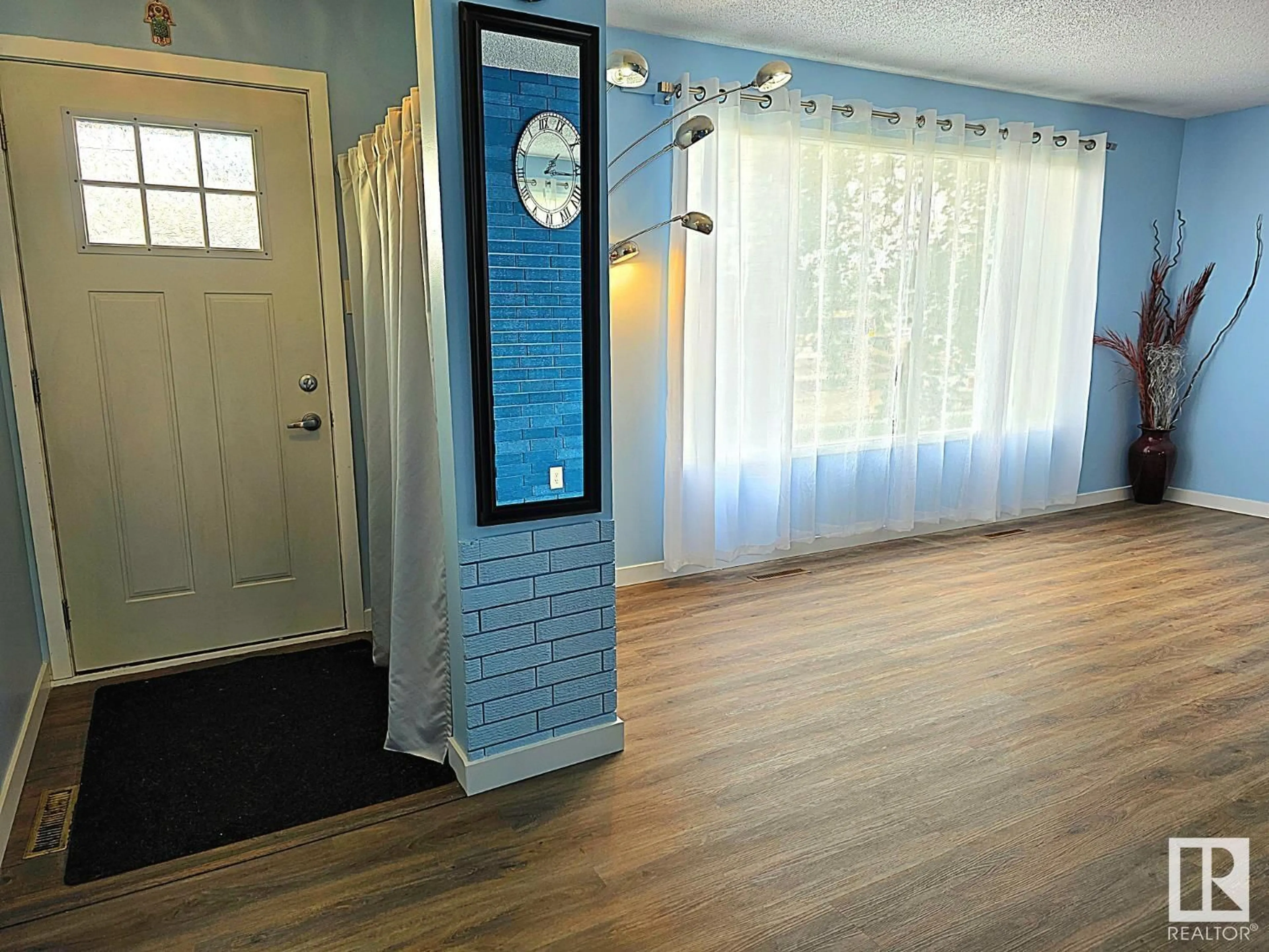 Indoor entryway for 16313 87 AV, Edmonton Alberta T5R4H1