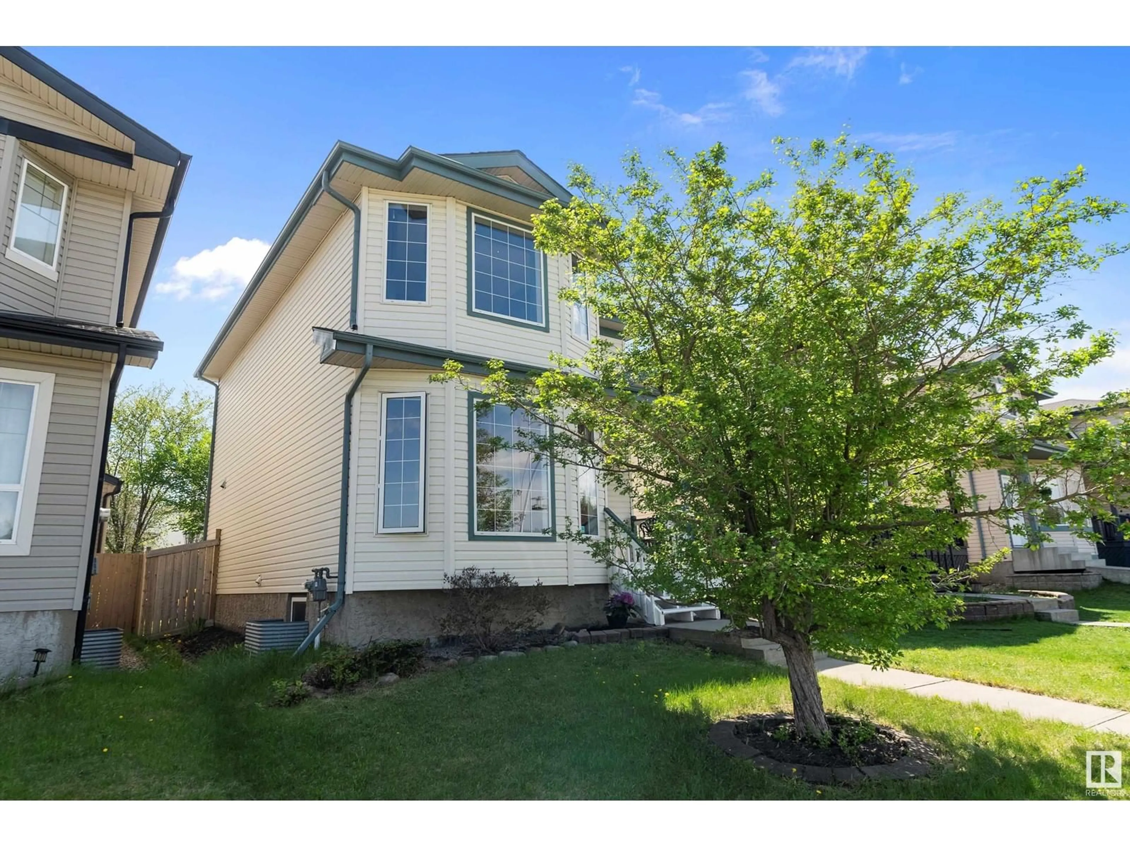 A pic from outside/outdoor area/front of a property/back of a property/a pic from drone, street for 1107 HYNDMAN RD, Edmonton Alberta T5A5J1