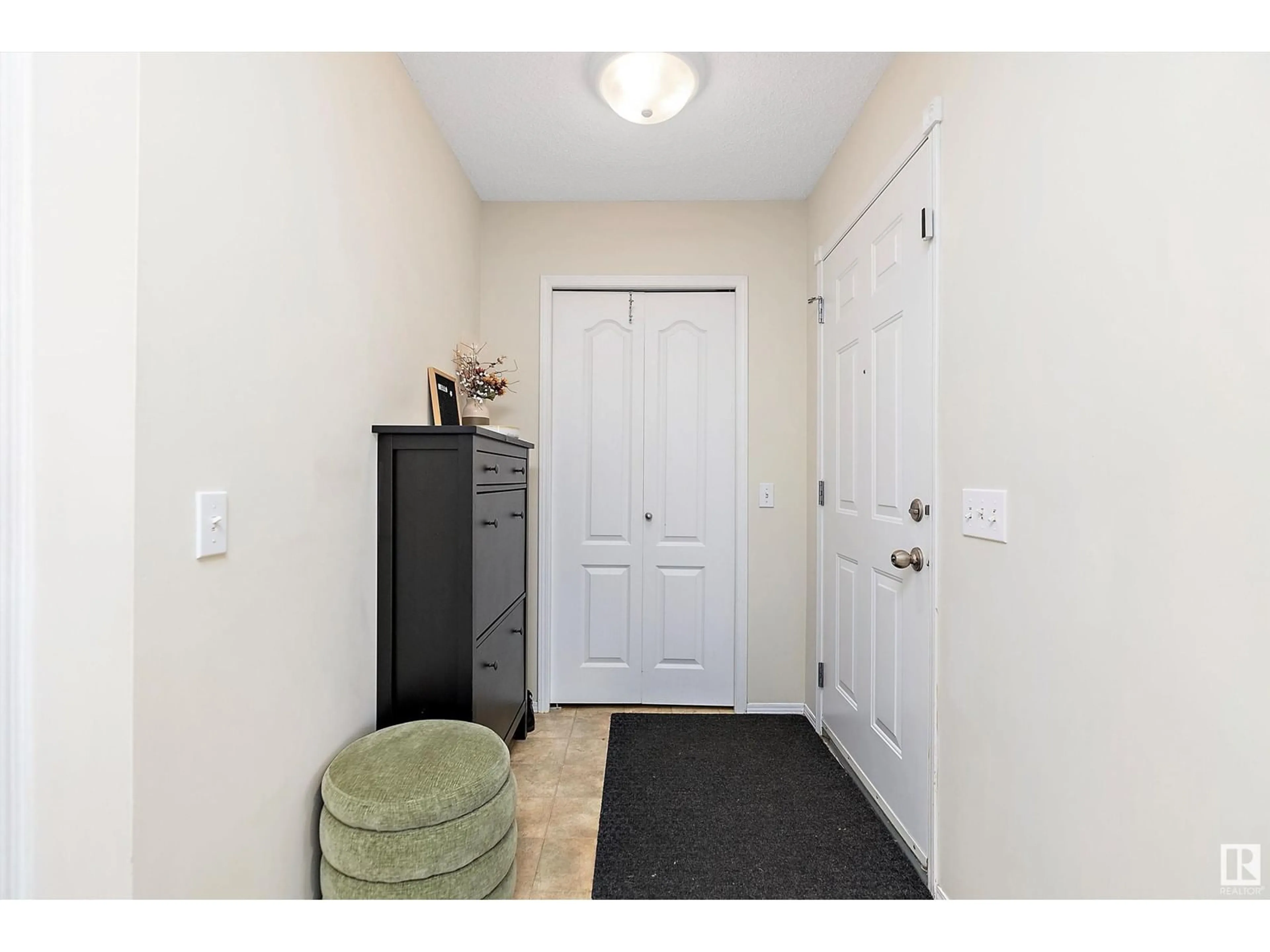 Indoor entryway for 1107 HYNDMAN RD, Edmonton Alberta T5A5J1