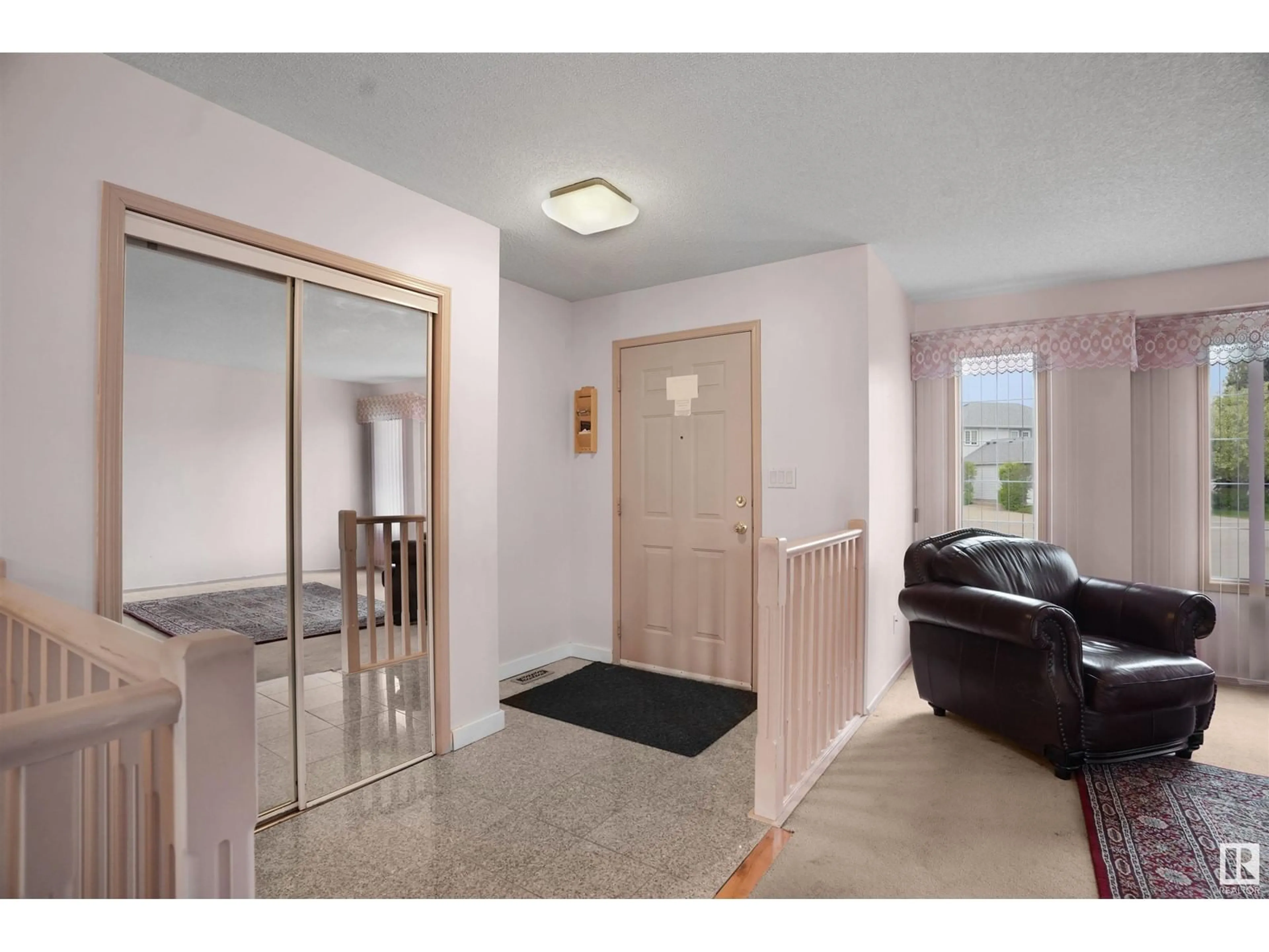 Indoor foyer for NW - 3319 44B AV, Edmonton Alberta T6T1E8