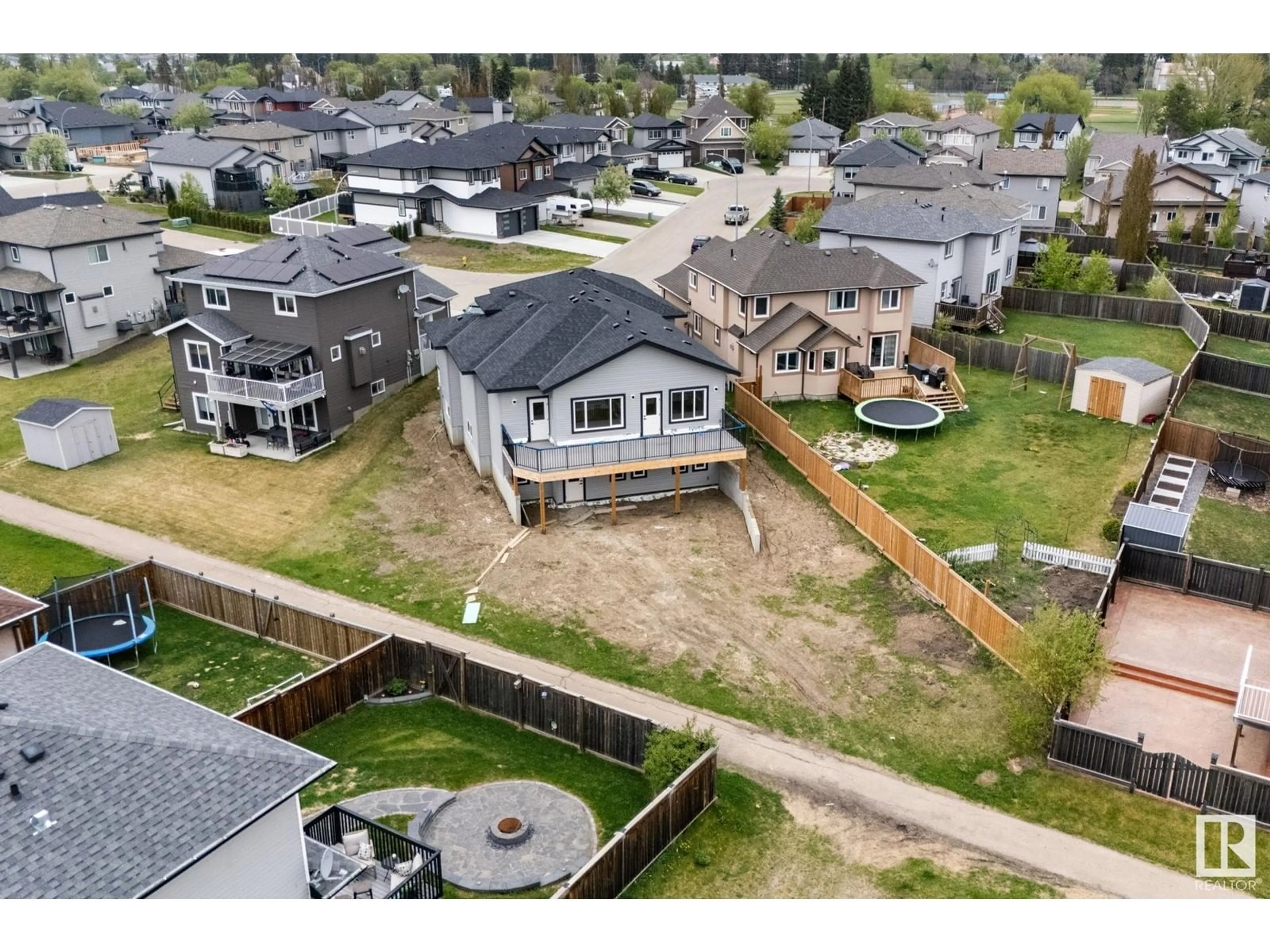 A pic from outside/outdoor area/front of a property/back of a property/a pic from drone, unknown for 36 SOUTHBRIDGE CR, Calmar Alberta T6L4H4