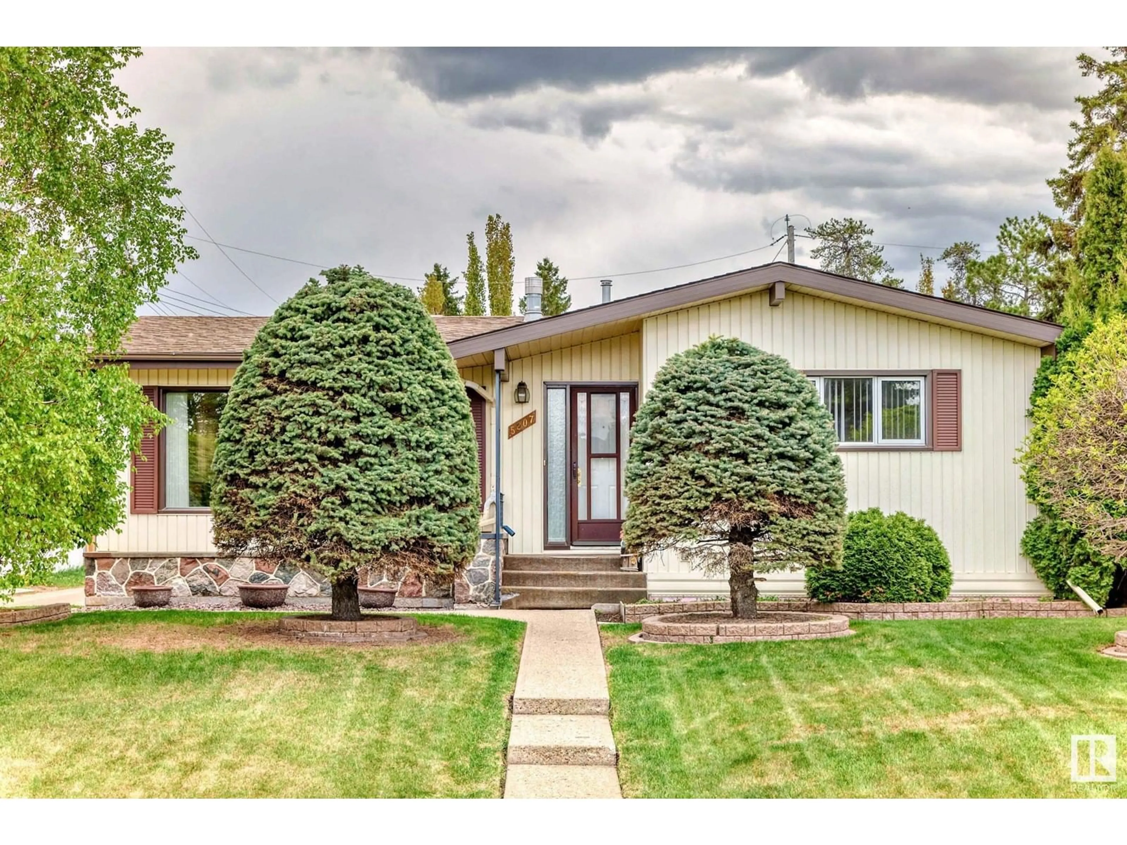 Home with vinyl exterior material, street for 5207 91 AV, Edmonton Alberta T6B0R3