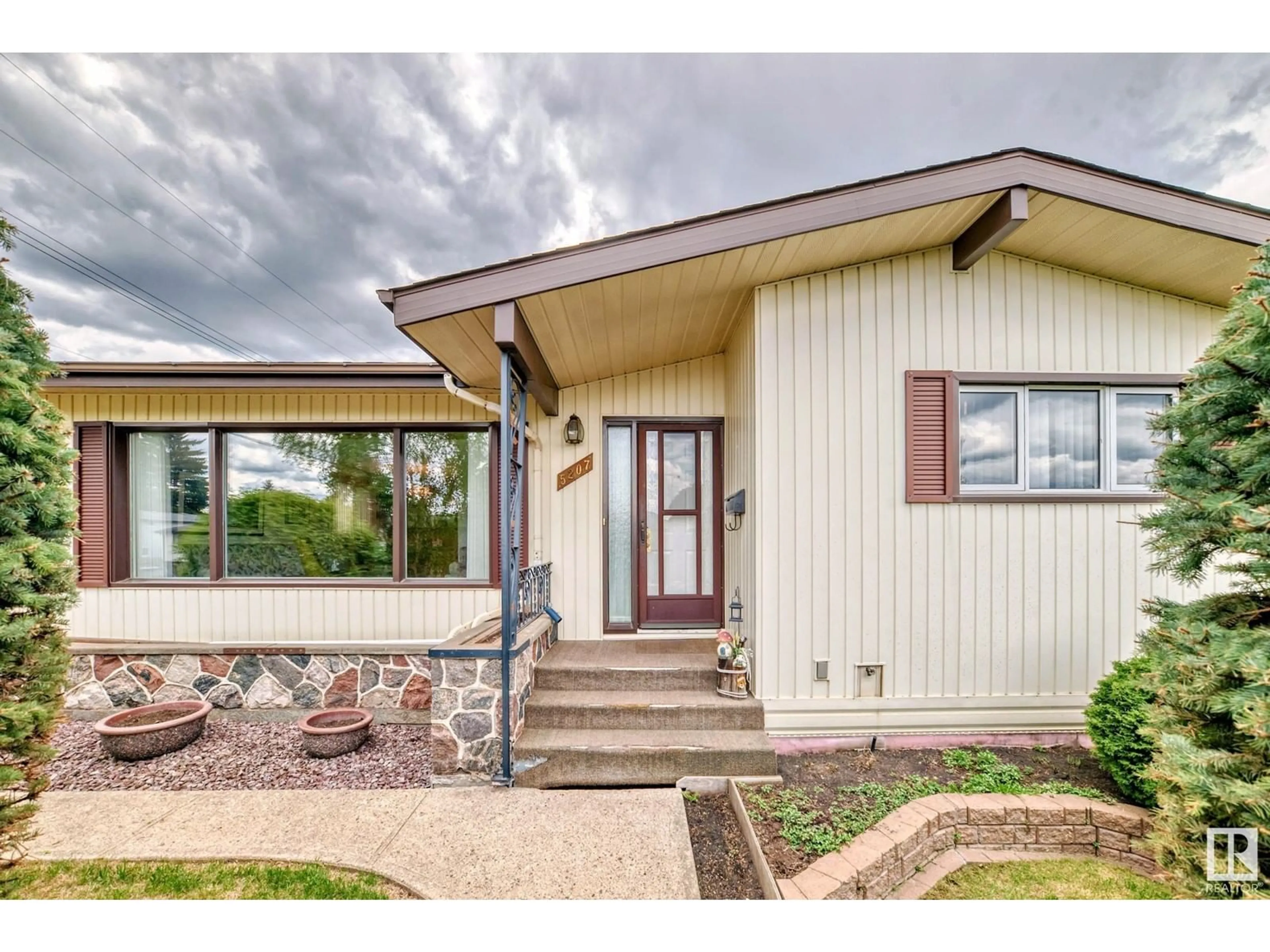 Home with vinyl exterior material, street for 5207 91 AV, Edmonton Alberta T6B0R3