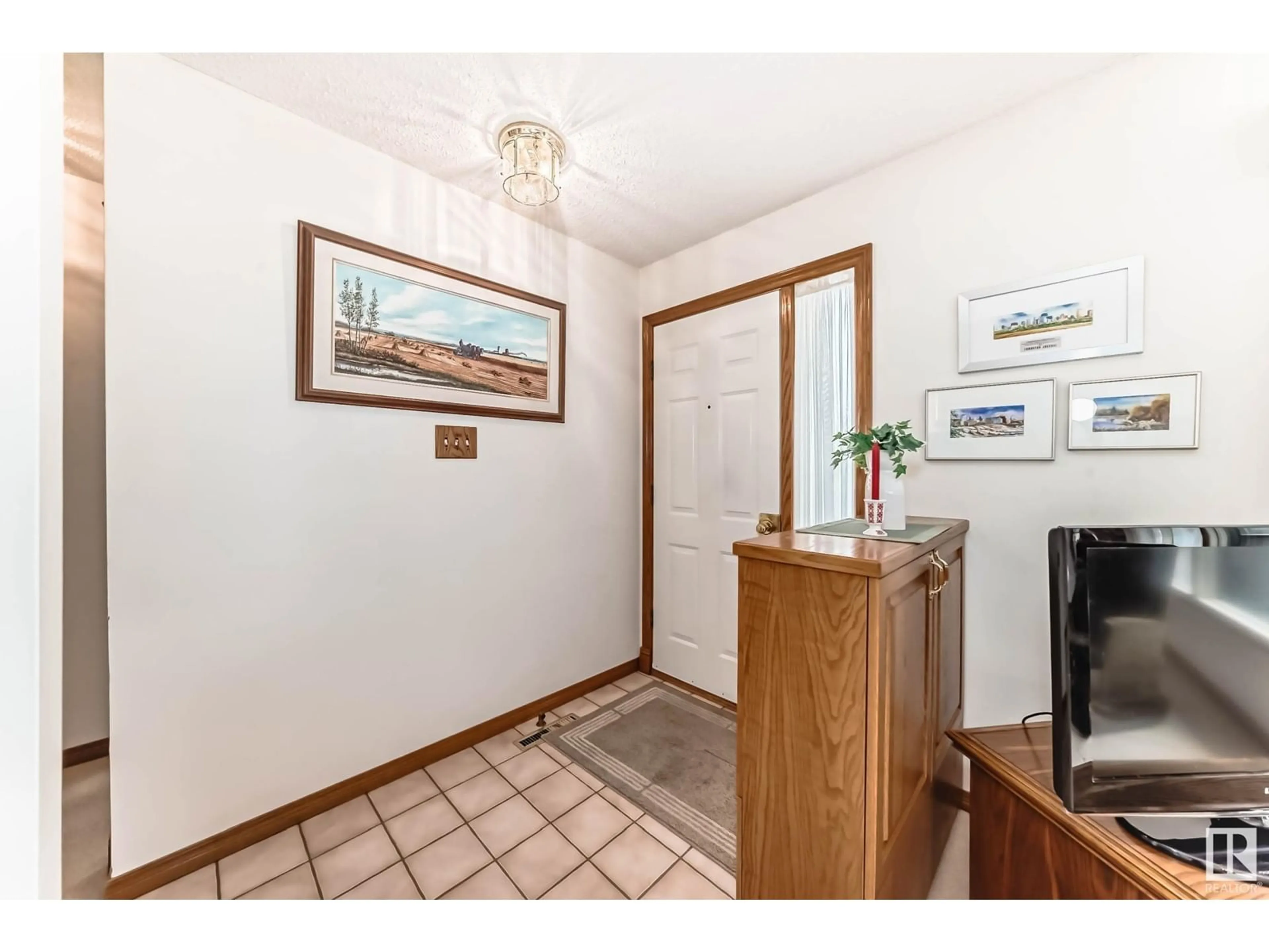 Indoor foyer for 5207 91 AV, Edmonton Alberta T6B0R3