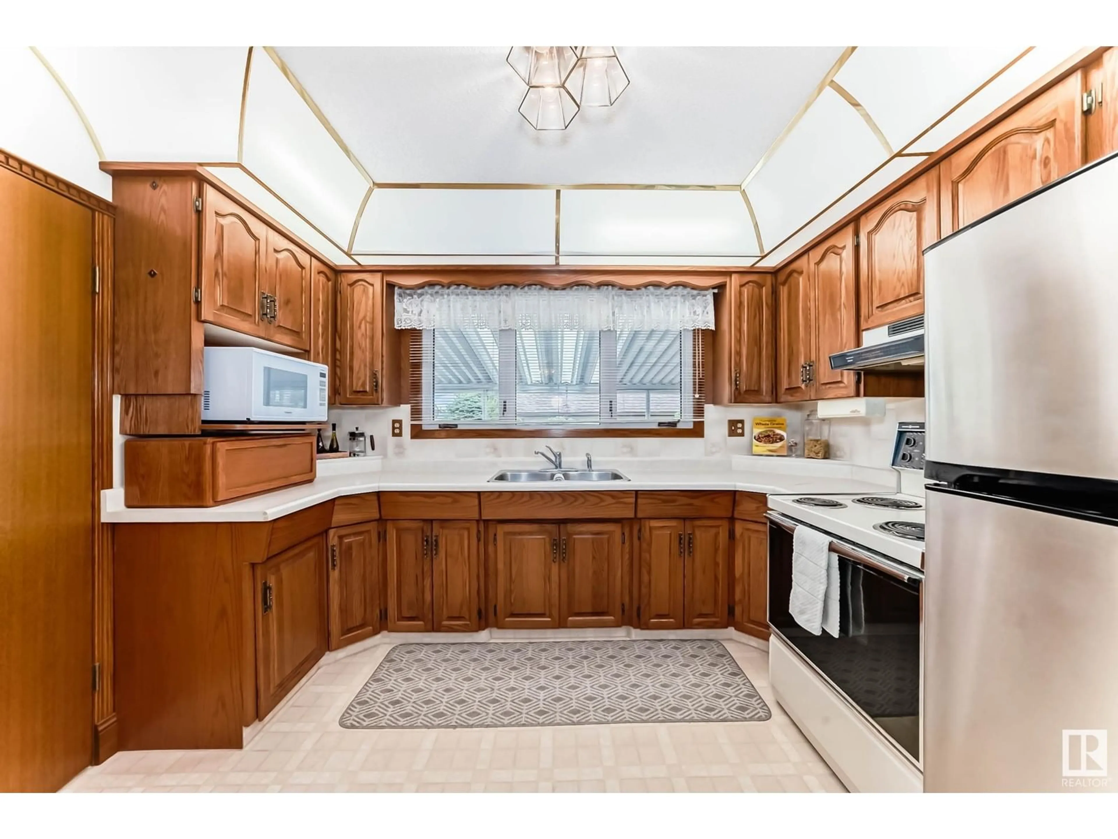 Standard kitchen, ceramic/tile floor for 5207 91 AV, Edmonton Alberta T6B0R3