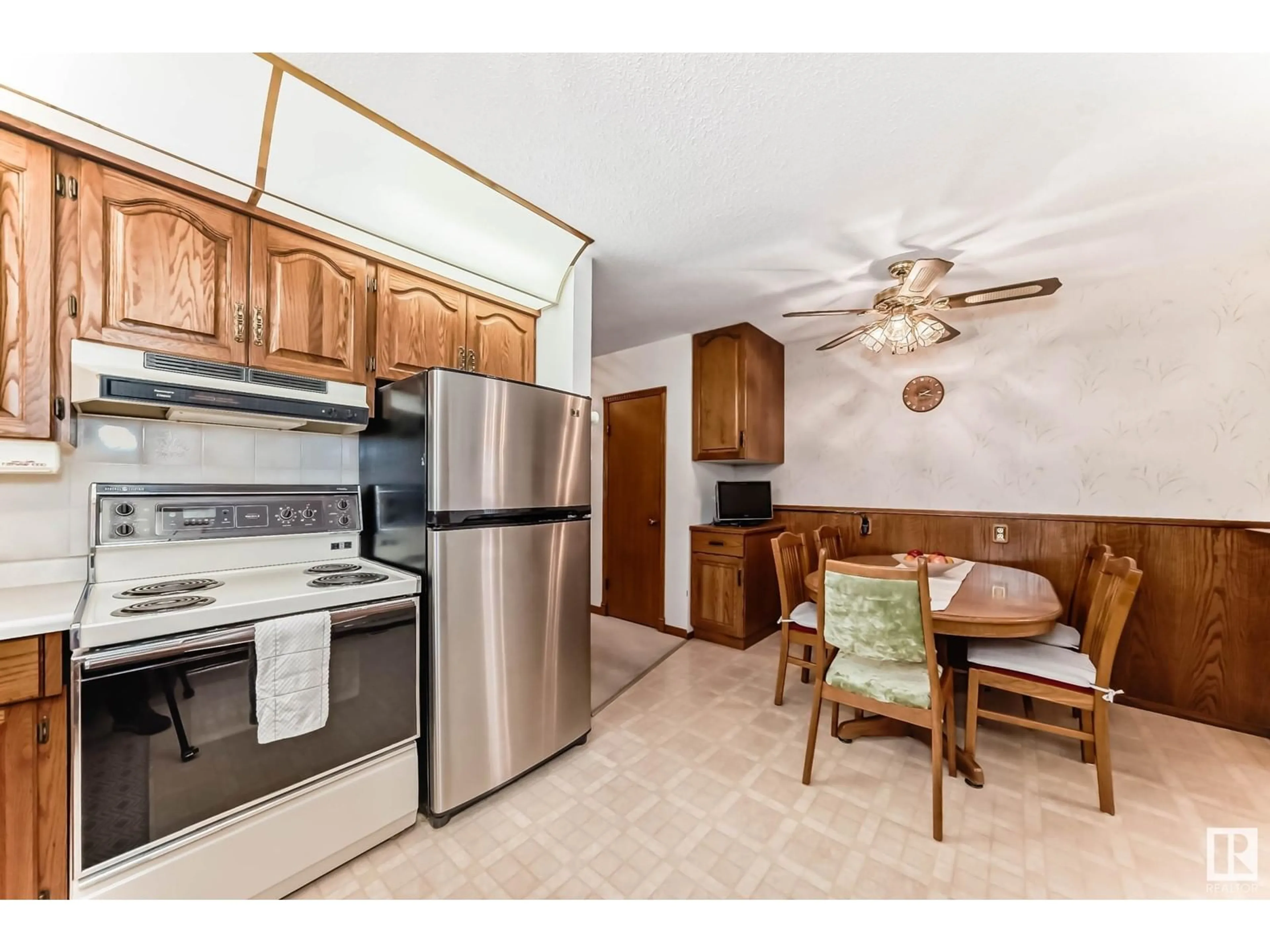 Standard kitchen, unknown for 5207 91 AV, Edmonton Alberta T6B0R3