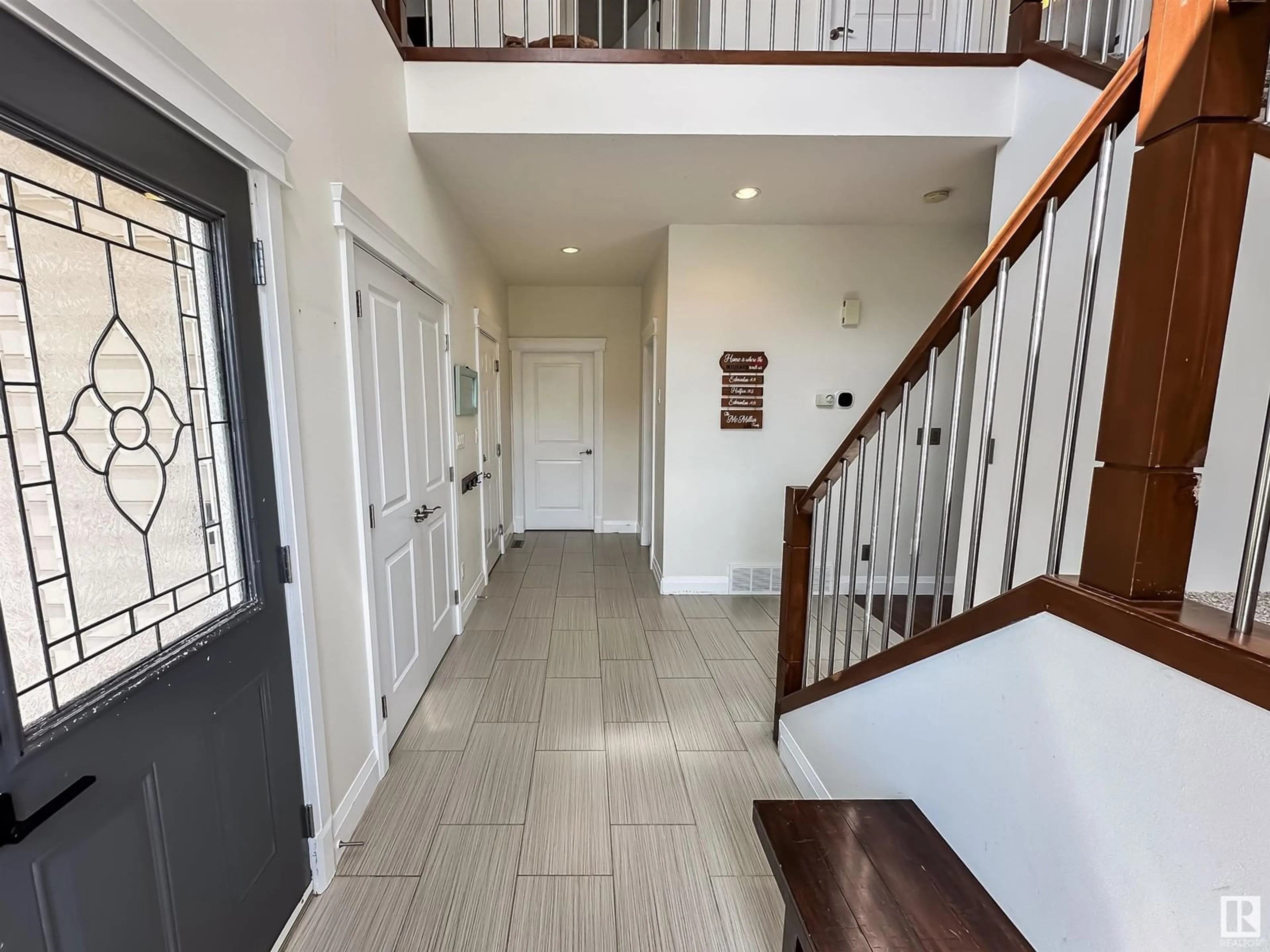 Indoor entryway for 10201 96 ST, Morinville Alberta T8R0B5