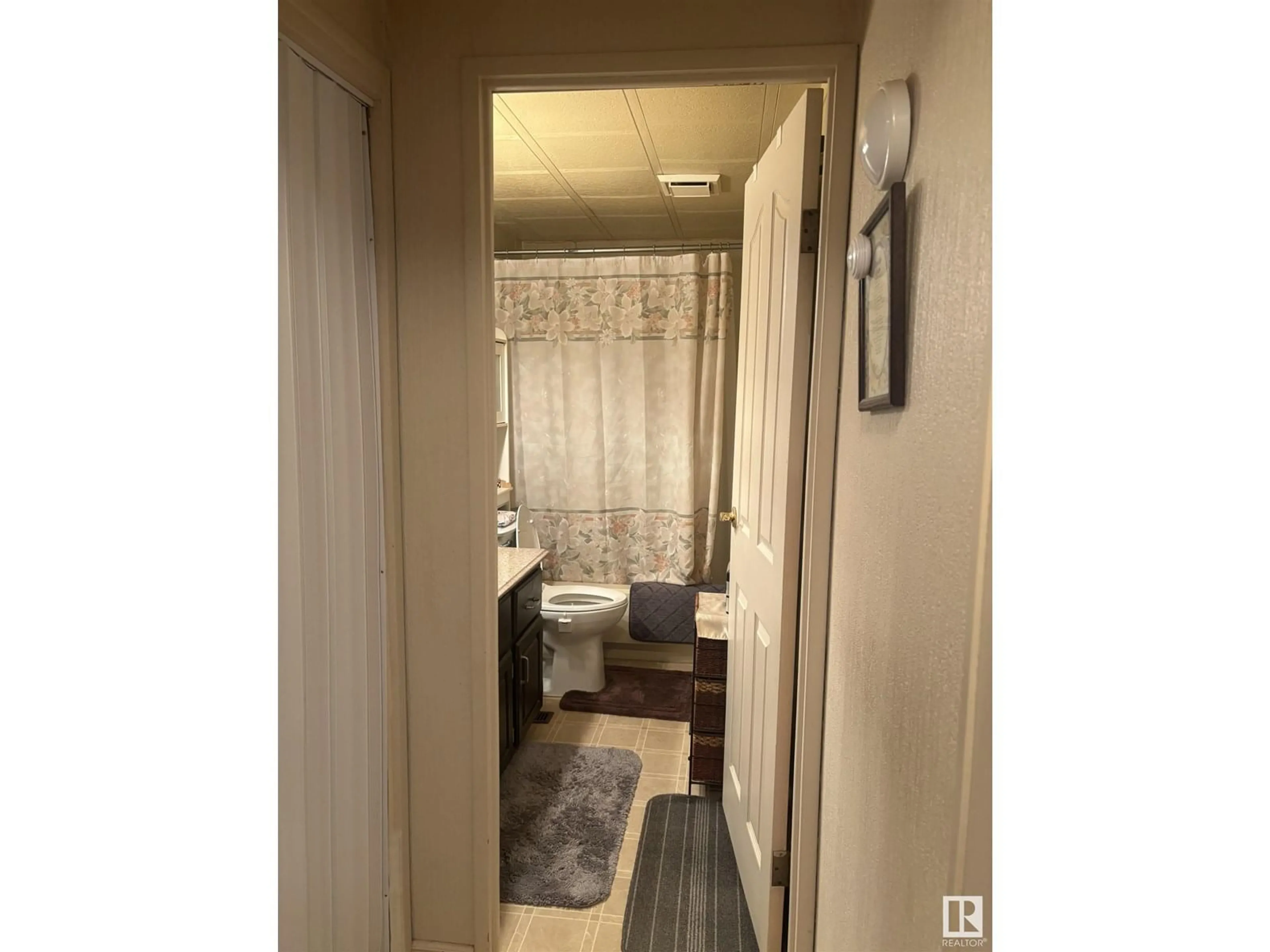 A pic of a room for 2 OAK RIDGE DRIVE, Edmonton Alberta T6P1G8