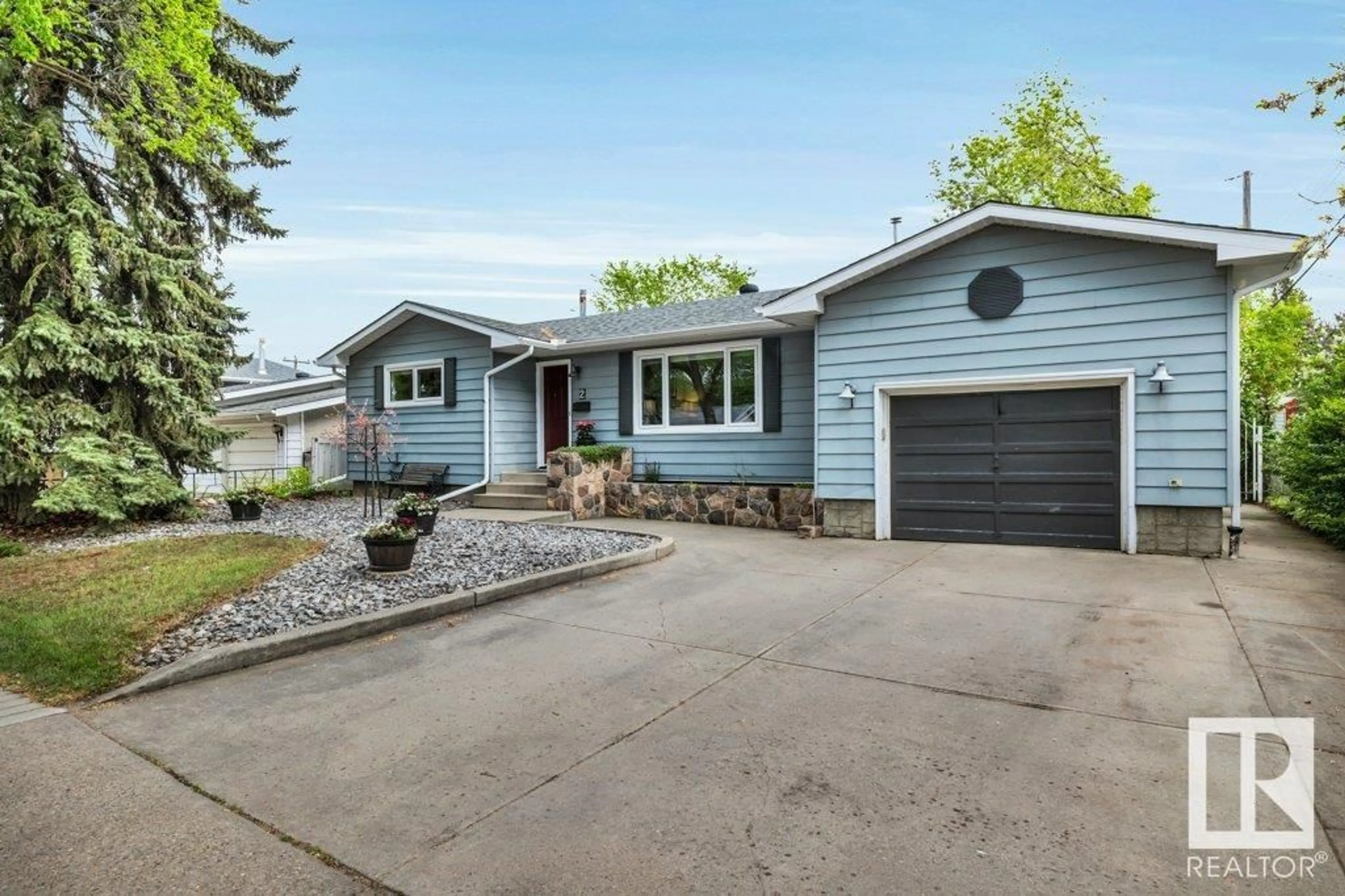 Home with vinyl exterior material, street for 2 SYCAMORE AV, St. Albert Alberta T8N0K3