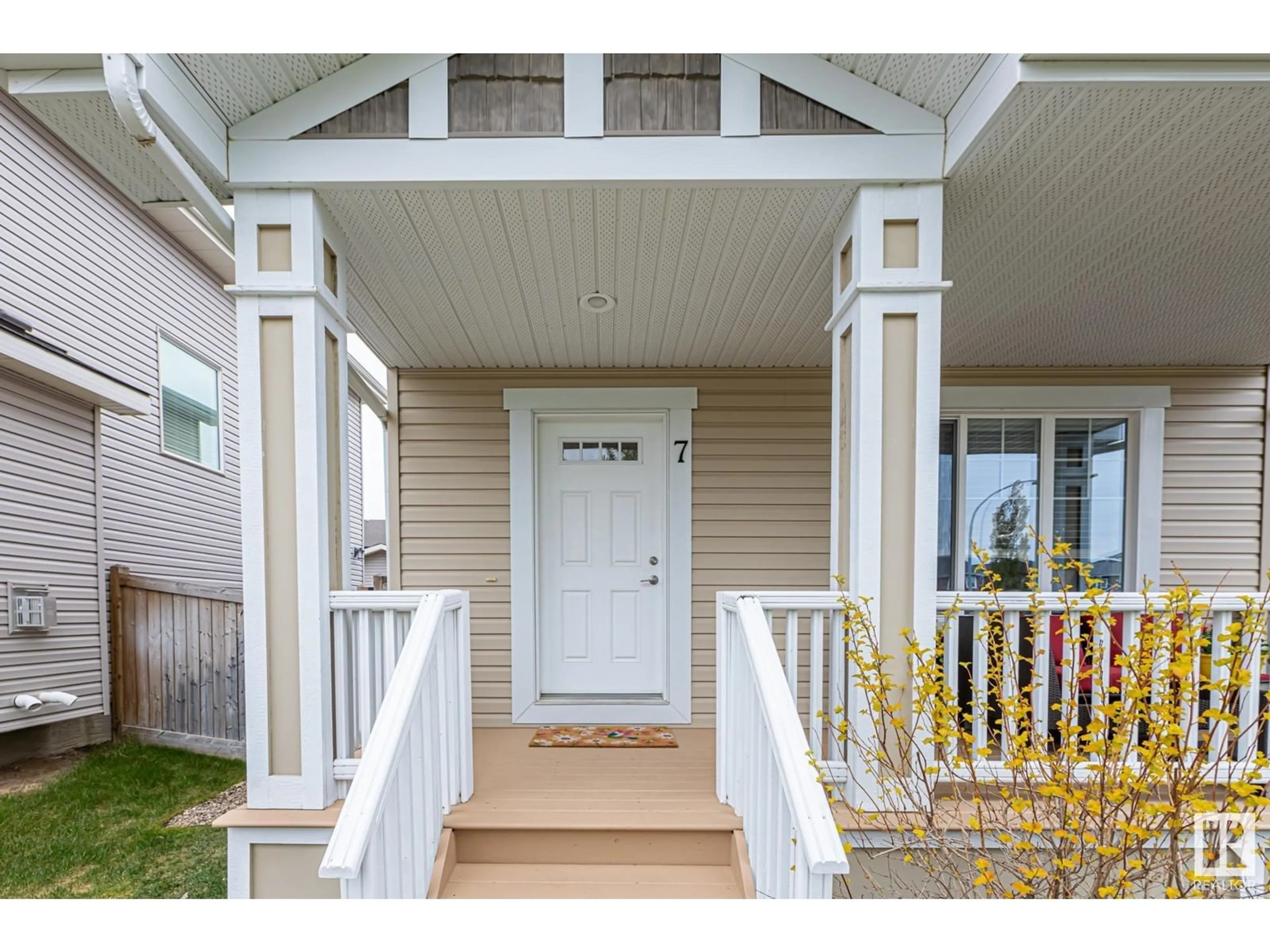 Home with vinyl exterior material, street for 7 HEWITT CI, Spruce Grove Alberta T7X0K6