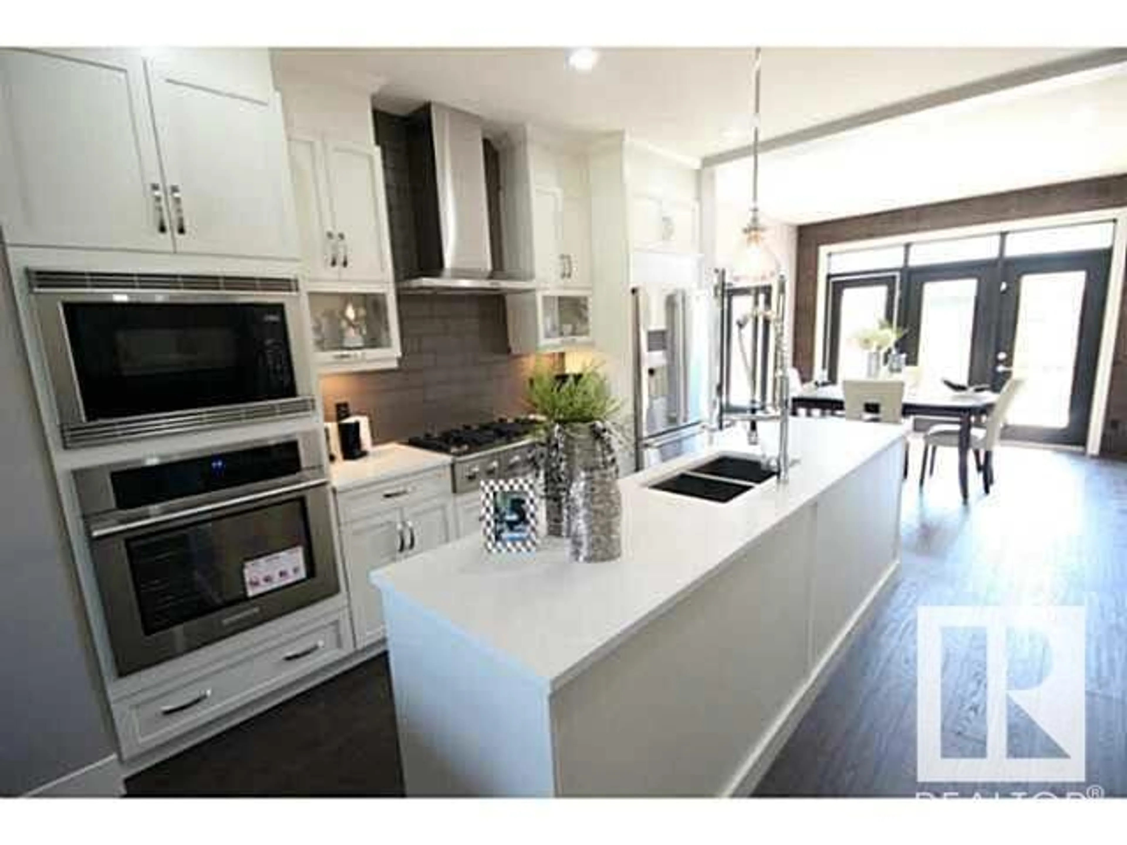 Contemporary kitchen, unknown for 11333 76 AV NW, Edmonton Alberta T6G0K3
