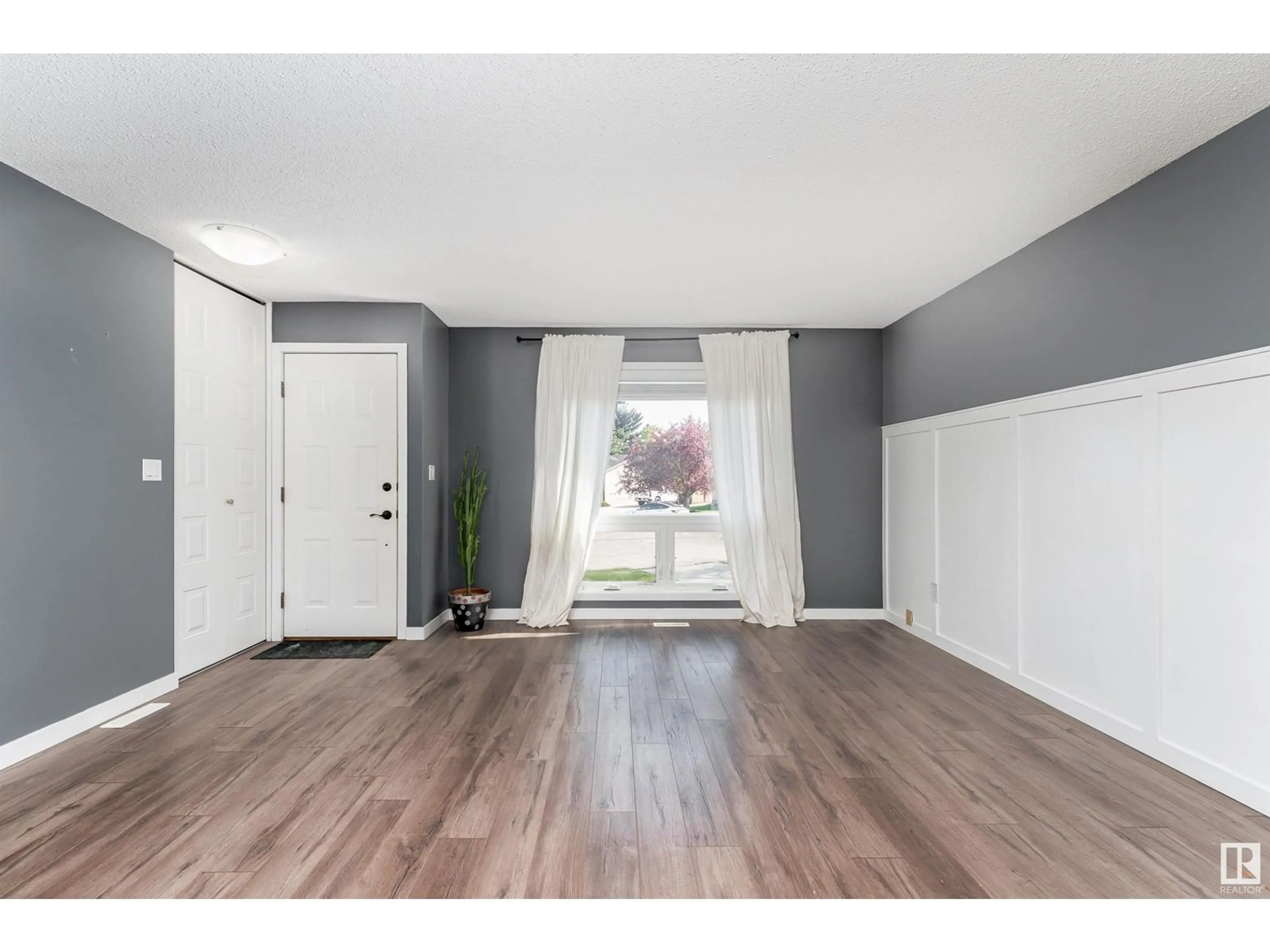 Indoor entryway for 9206 83 ST, Fort Saskatchewan Alberta T8L3M4