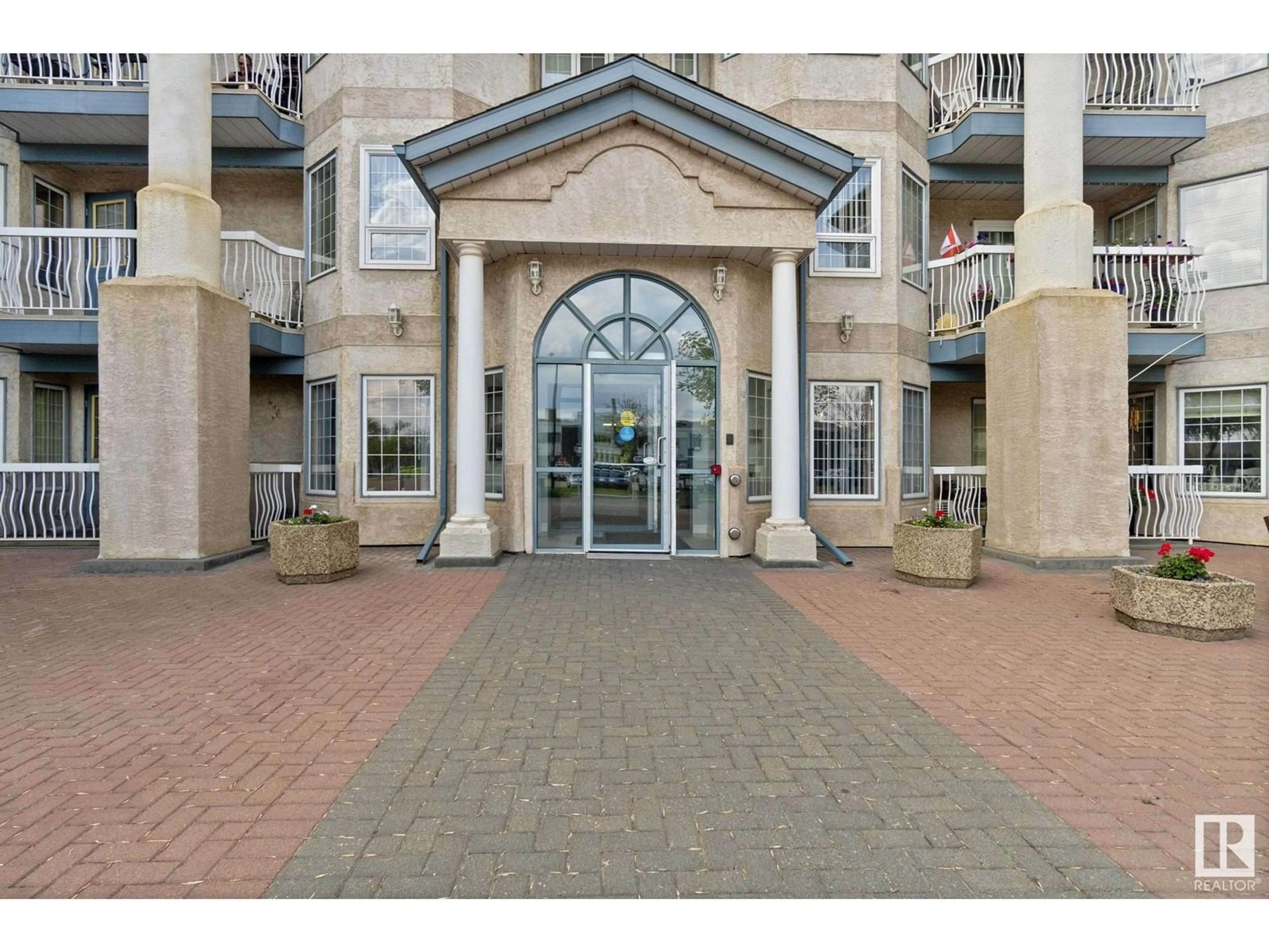 Indoor foyer for #205 - 13450 114 AV, Edmonton Alberta T5M4C4