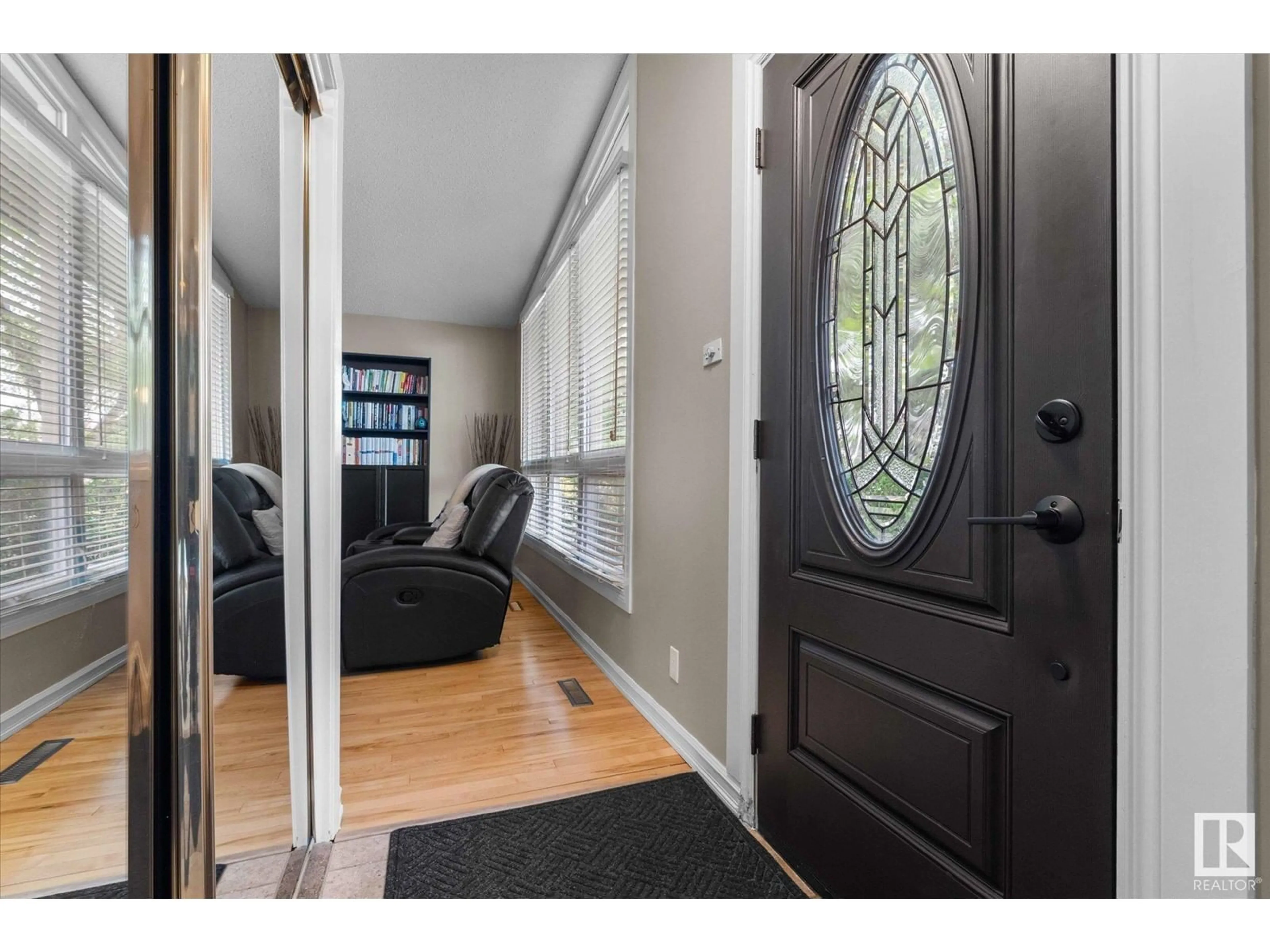 Indoor entryway for 9 SYCAMORE AV, St. Albert Alberta T8N0K2