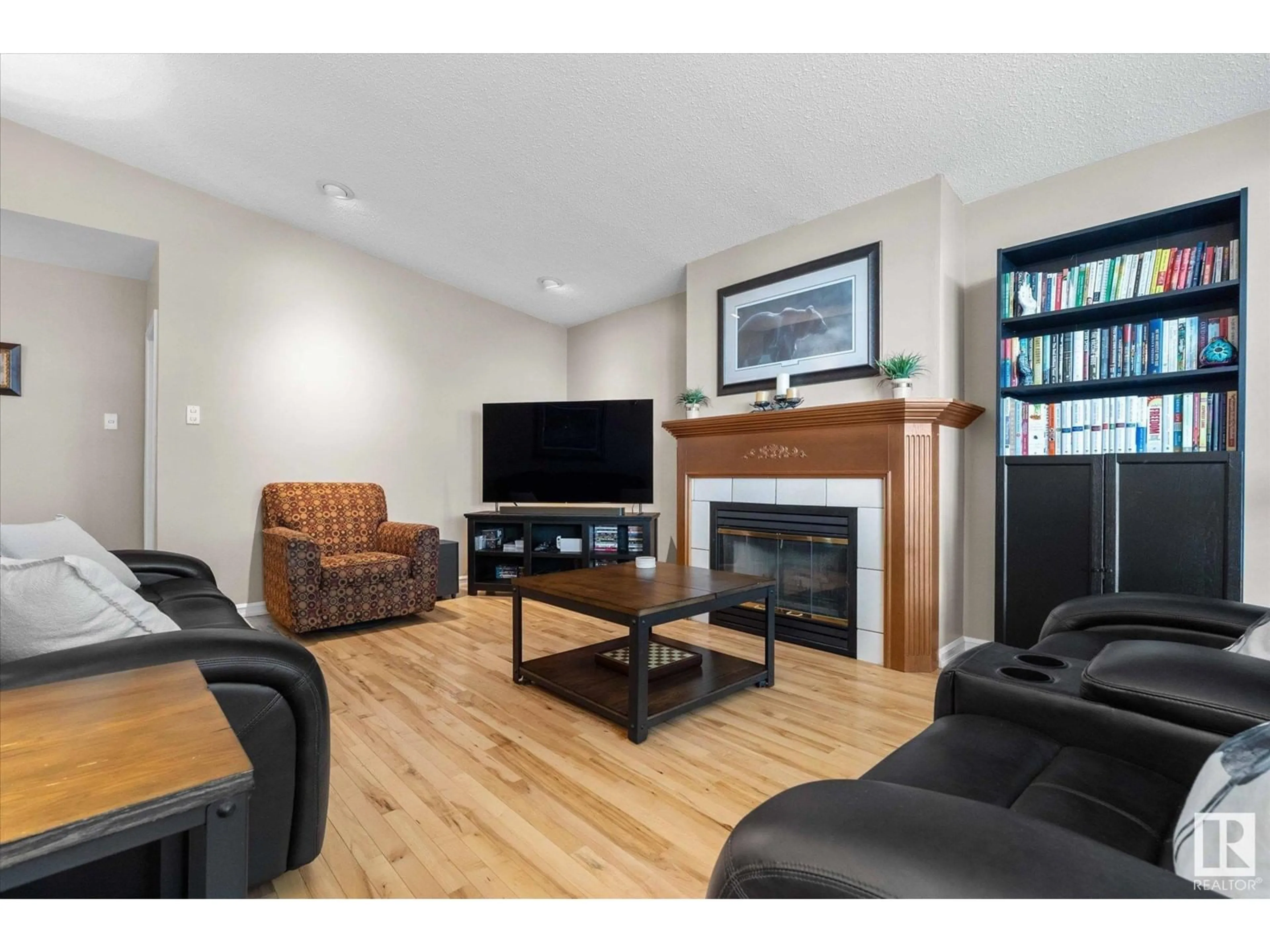 Living room with furniture, wood/laminate floor for 9 SYCAMORE AV, St. Albert Alberta T8N0K2