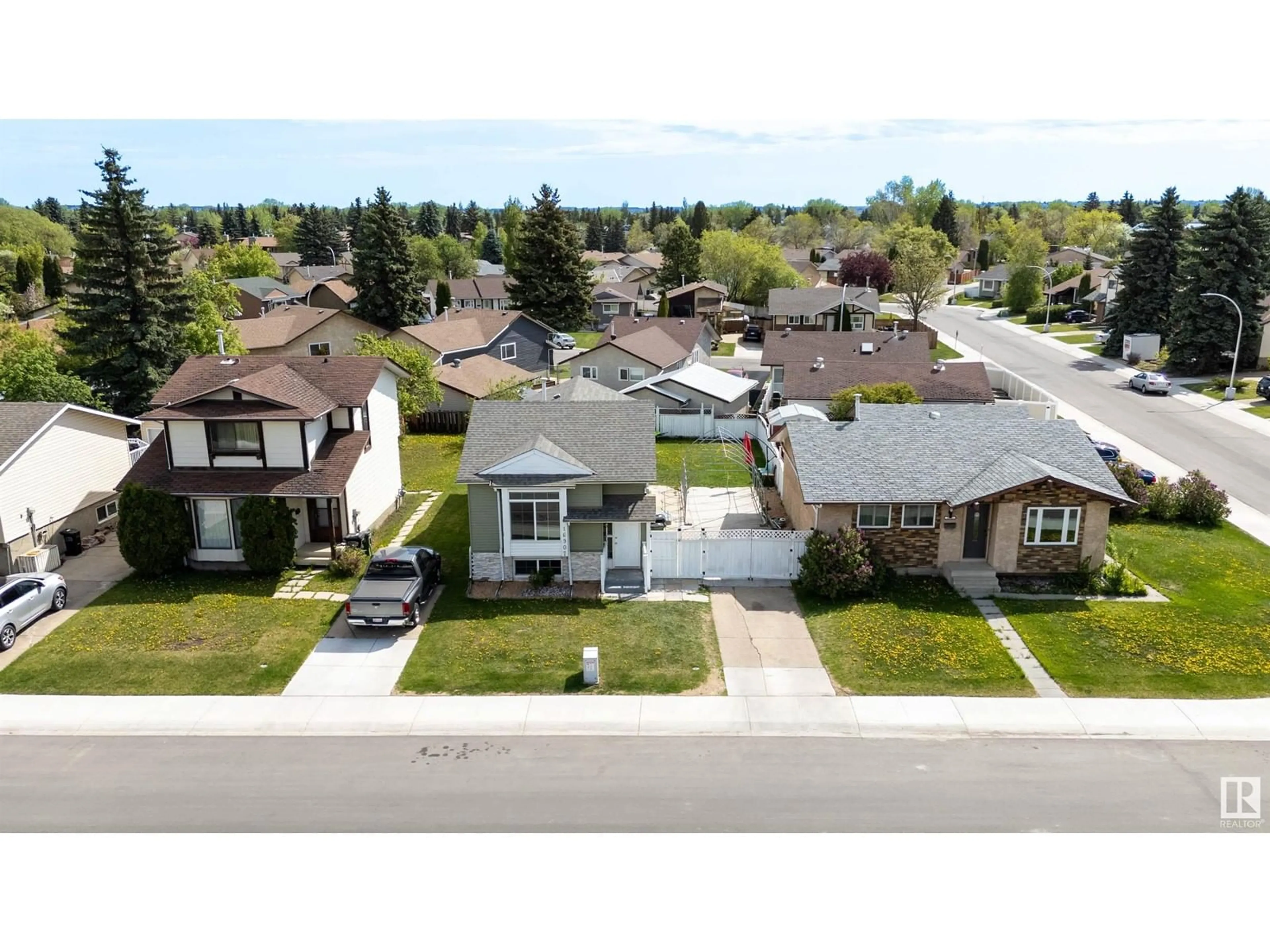 A pic from outside/outdoor area/front of a property/back of a property/a pic from drone, street for 16907 103 ST, Edmonton Alberta T5X4L5