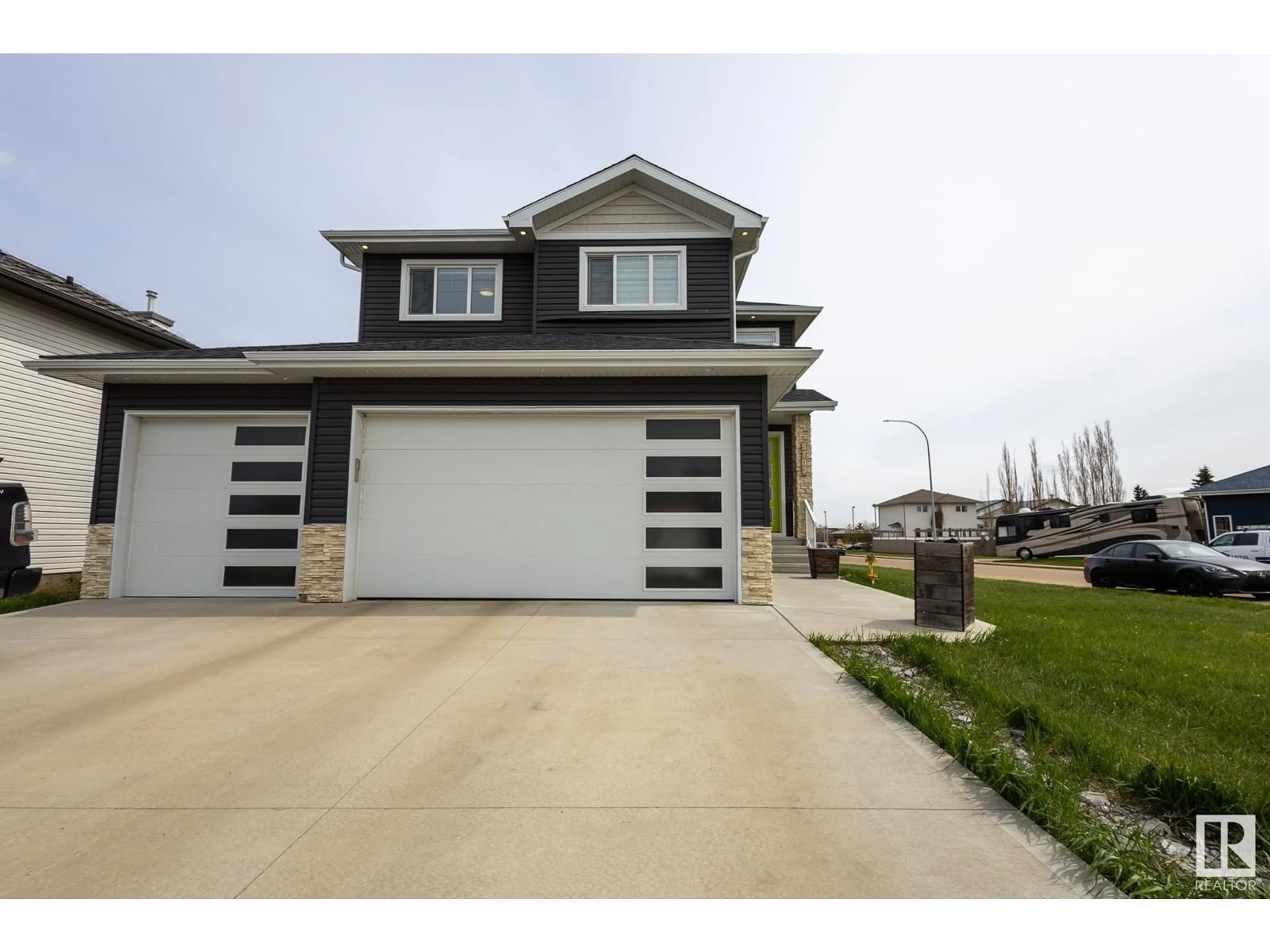 Home with vinyl exterior material, street for 5703 45 ST, Tofield Alberta T4V4Y2