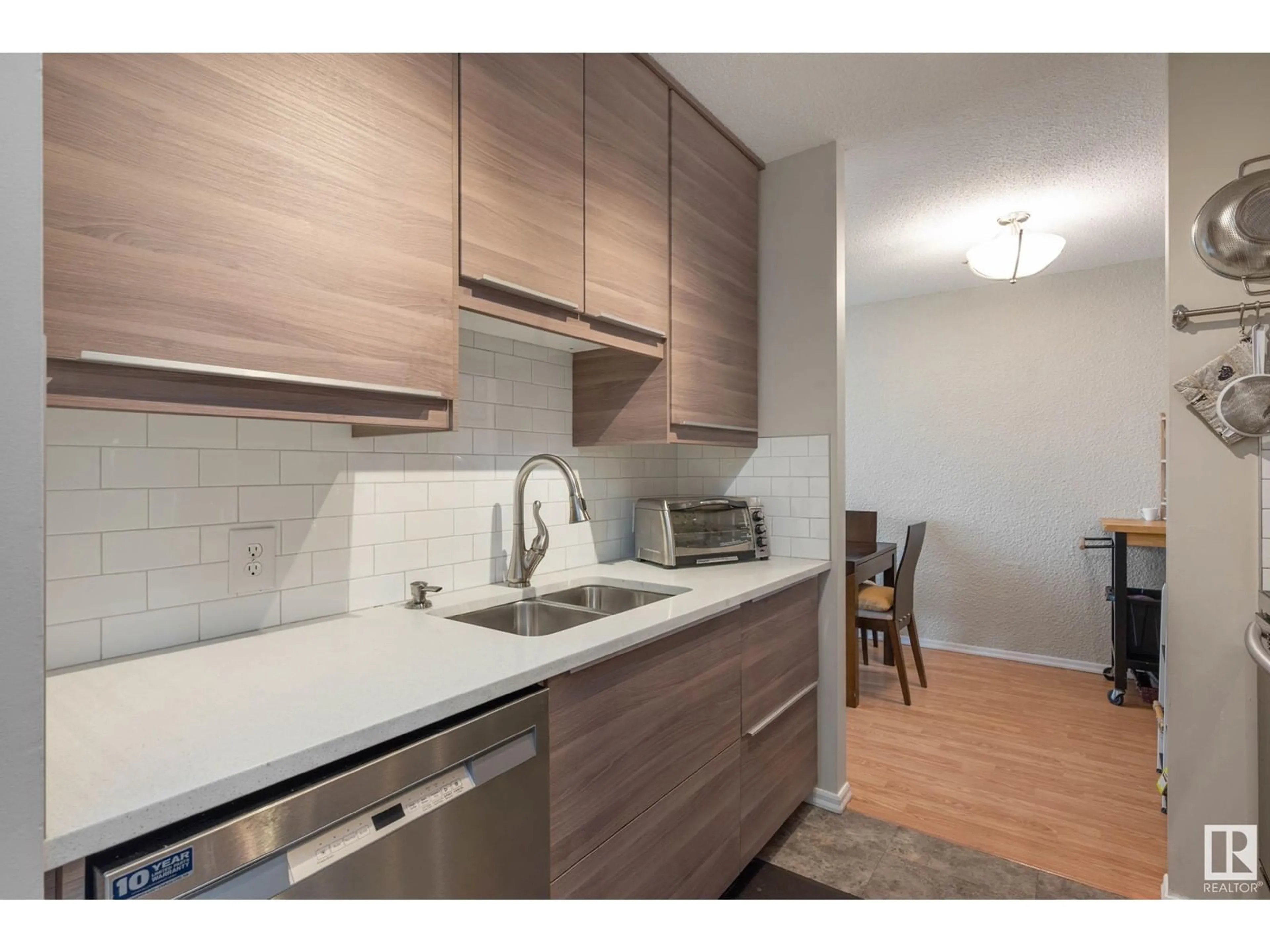 Standard kitchen, wood/laminate floor for 810 11307 99 AV NW, Edmonton Alberta T5K0H2