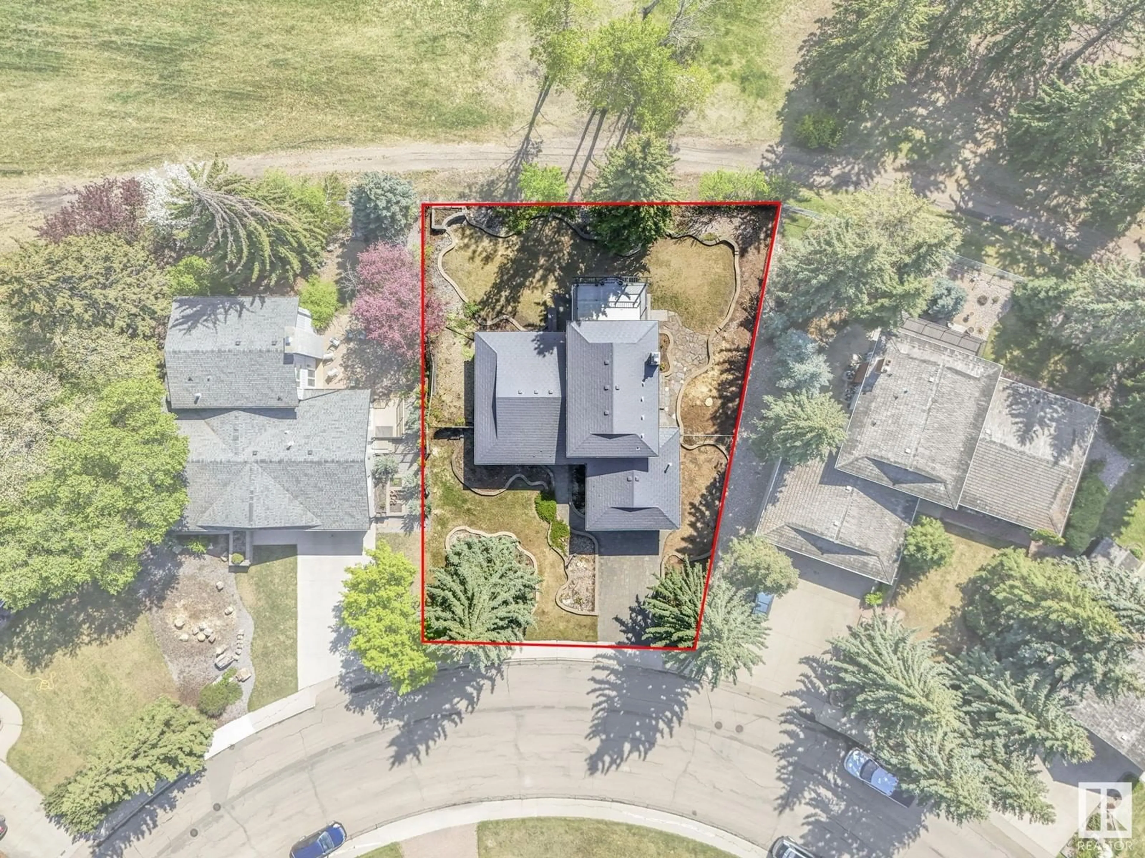A pic from outside/outdoor area/front of a property/back of a property/a pic from drone, street for 123 FAIRWAY DR, Edmonton Alberta T6J2C2