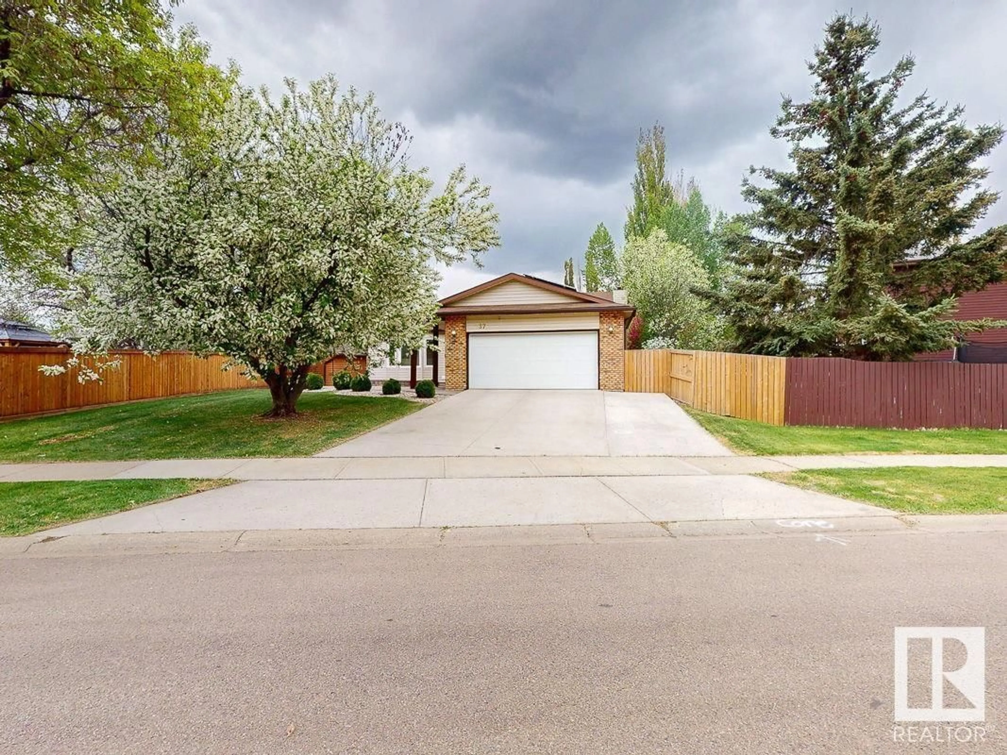 A pic from outside/outdoor area/front of a property/back of a property/a pic from drone, street for 37 PATTERSON CR, St. Albert Alberta T8N4T8