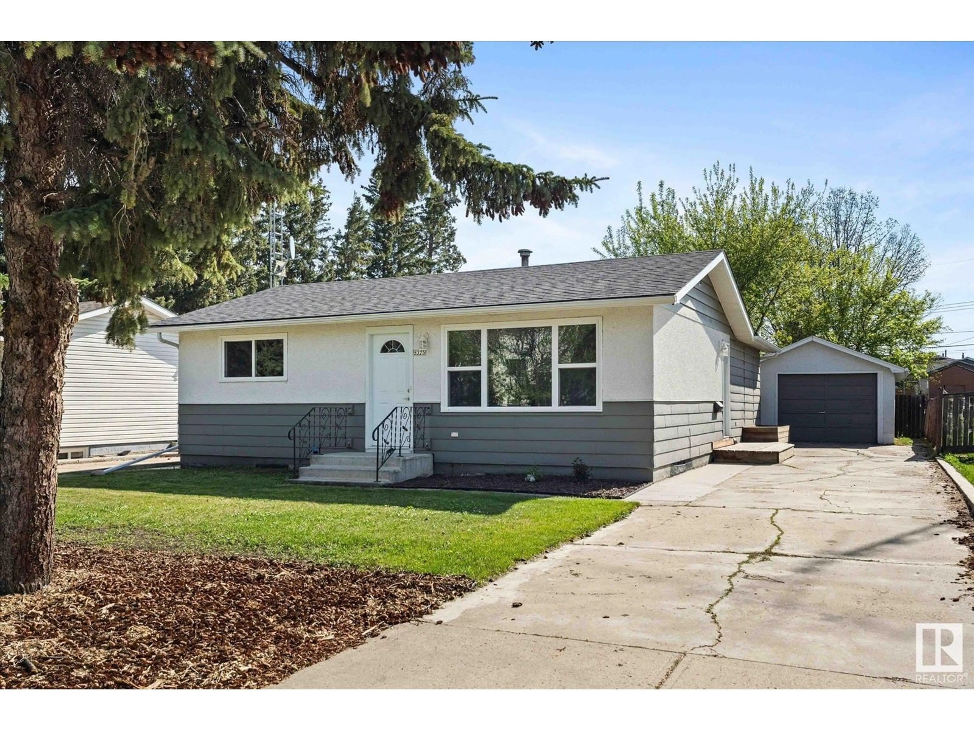 Home with vinyl exterior material, street for 5325 46 ST, Vegreville Alberta T9C1C4