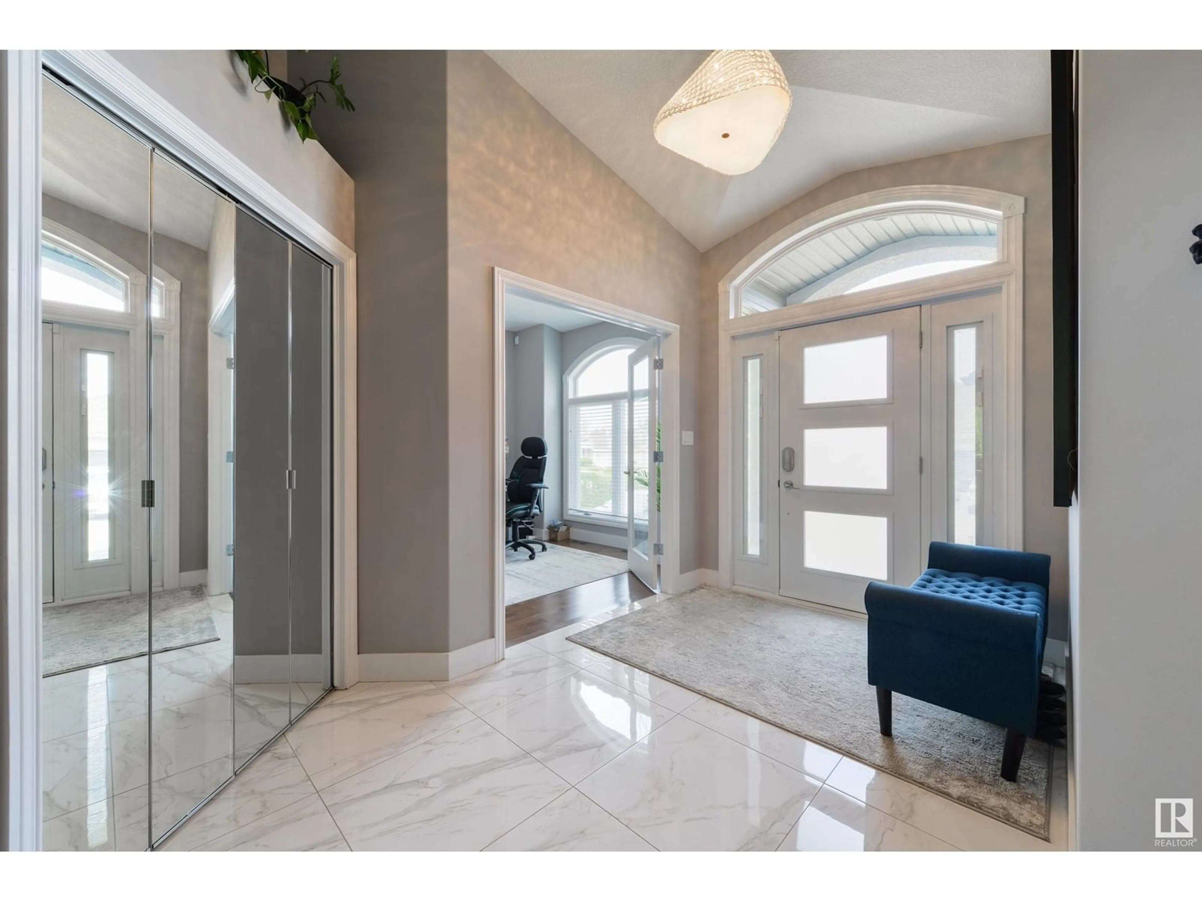 Indoor entryway for 14 PRESTIGE NW, Edmonton Alberta T6M2T3