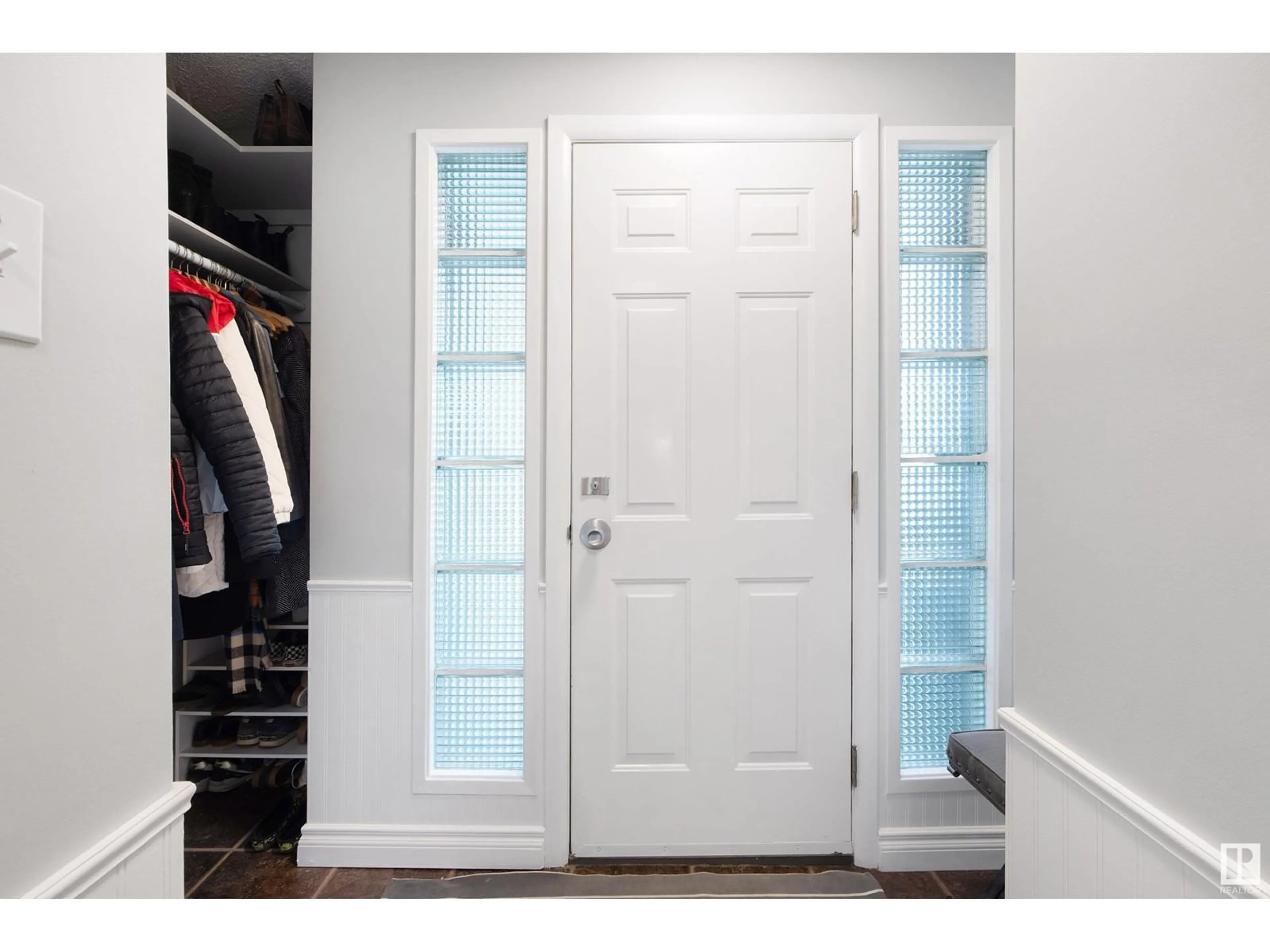 Indoor entryway for 8746 STRATHEARN DR, Edmonton Alberta T6C4C7