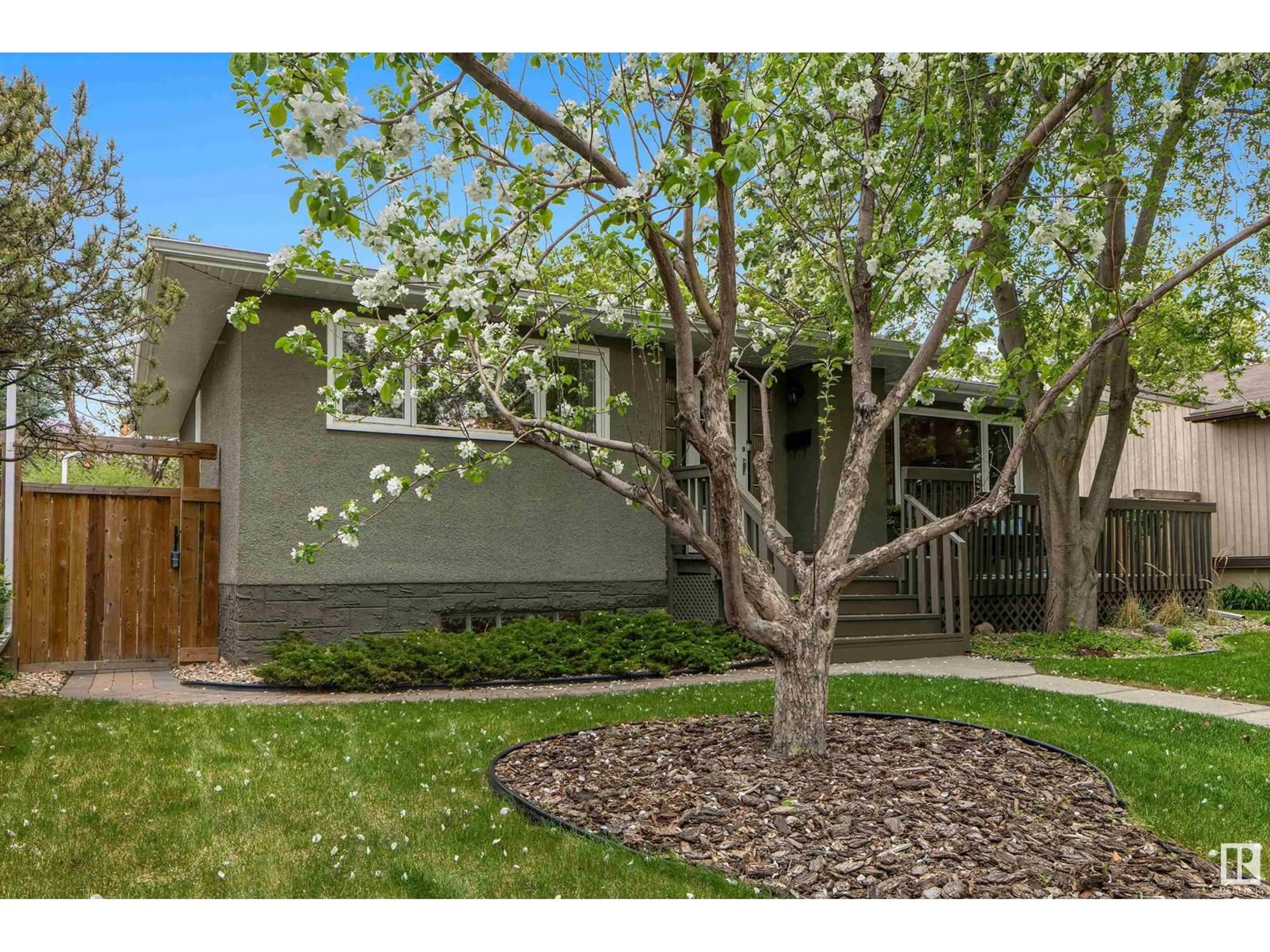 Unknown for 8746 STRATHEARN DR, Edmonton Alberta T6C4C7
