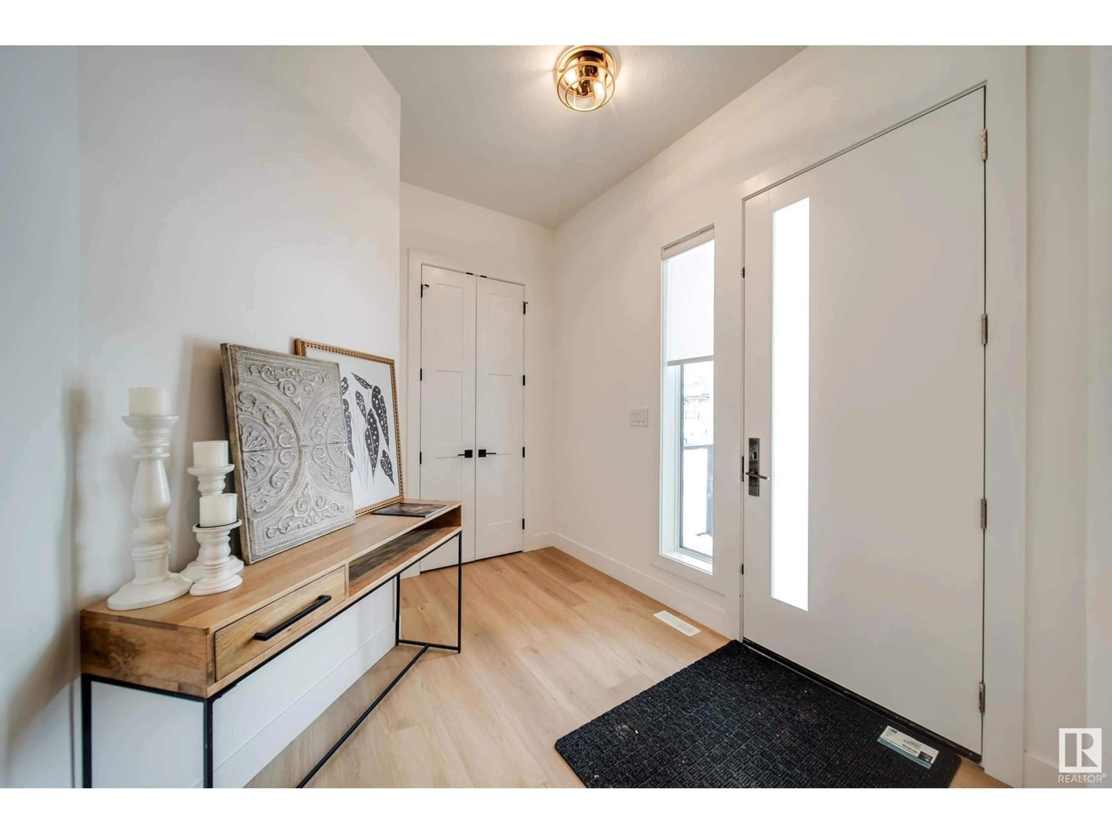 Indoor entryway for #9 - 20425 93 AV, Edmonton Alberta T5T7C7
