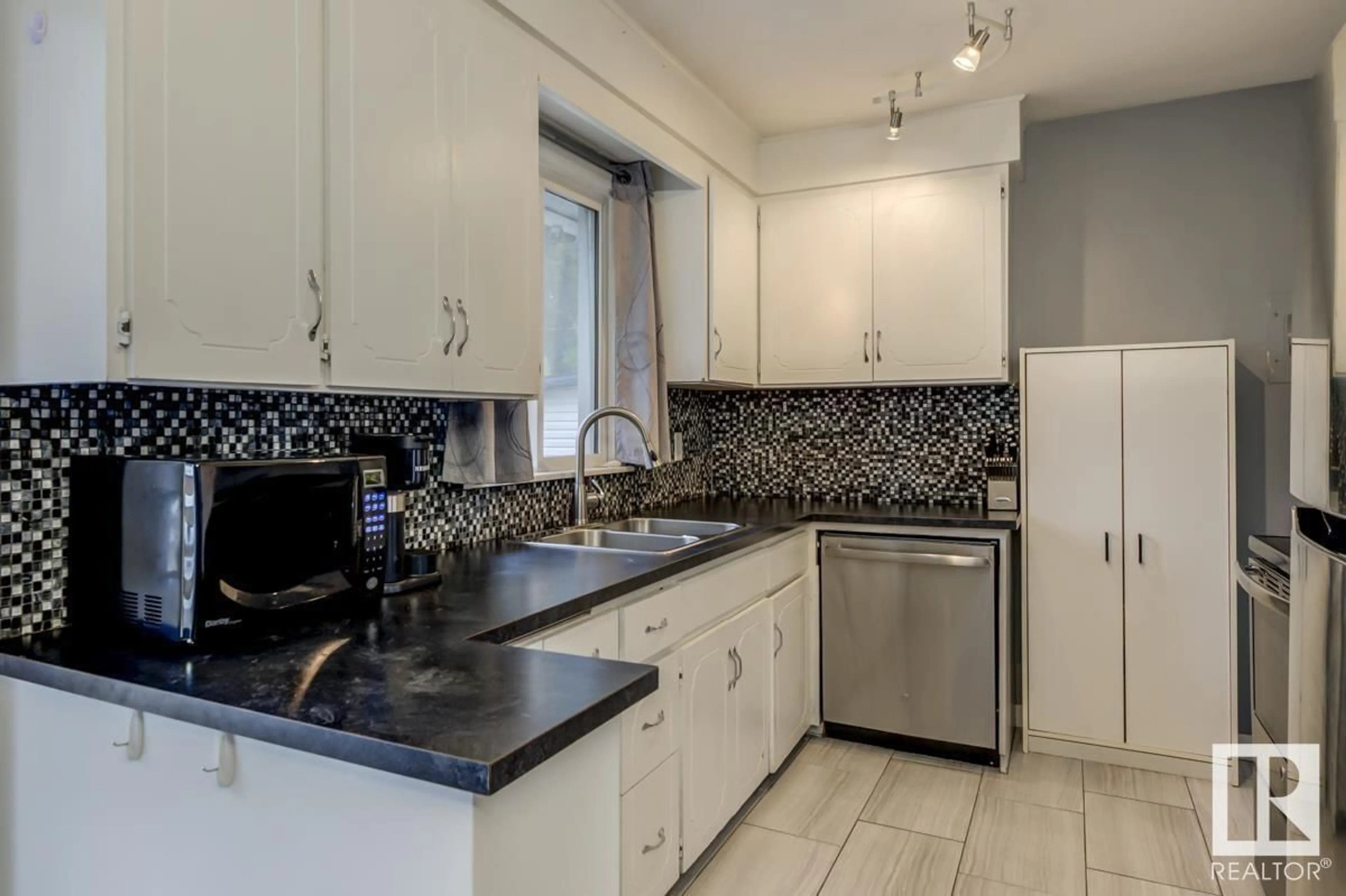 Standard kitchen, ceramic/tile floor for 7 MARION CR, St. Albert Alberta T8N1L1