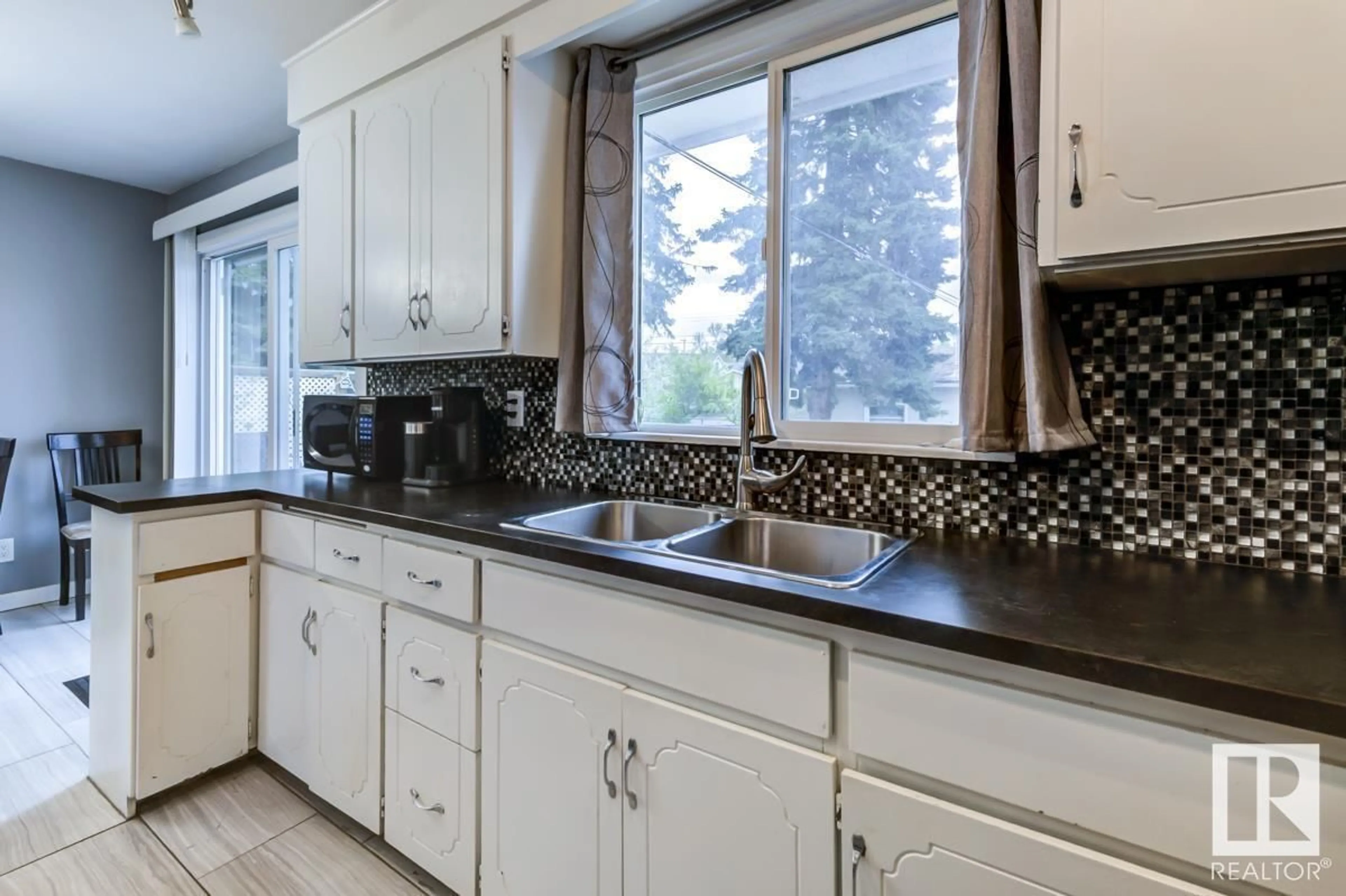 Standard kitchen, ceramic/tile floor for 7 MARION CR, St. Albert Alberta T8N1L1