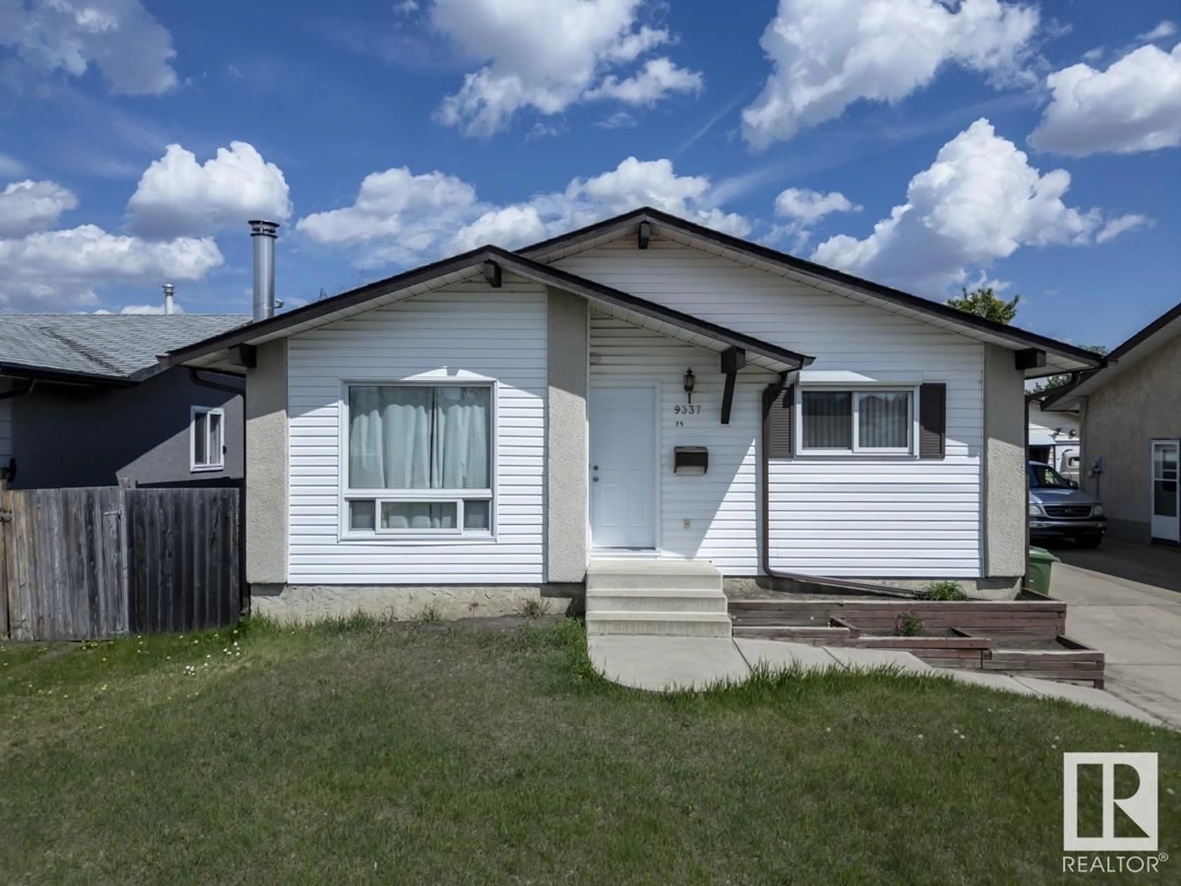 Home with vinyl exterior material, street for 9337 79 ST, Fort Saskatchewan Alberta T8L3P3
