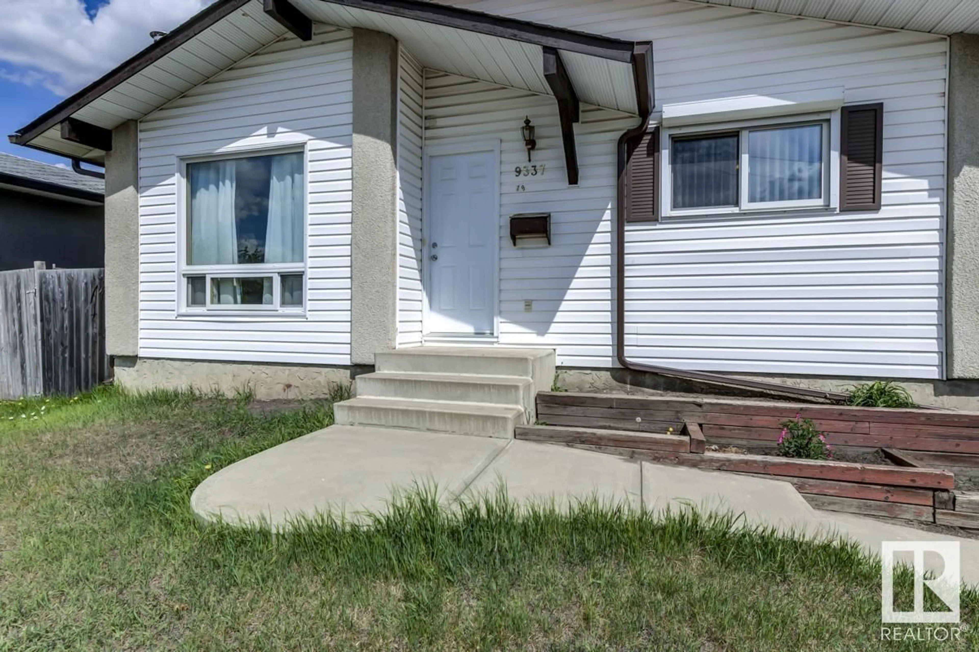 Home with vinyl exterior material, street for 9337 79 ST, Fort Saskatchewan Alberta T8L3P3
