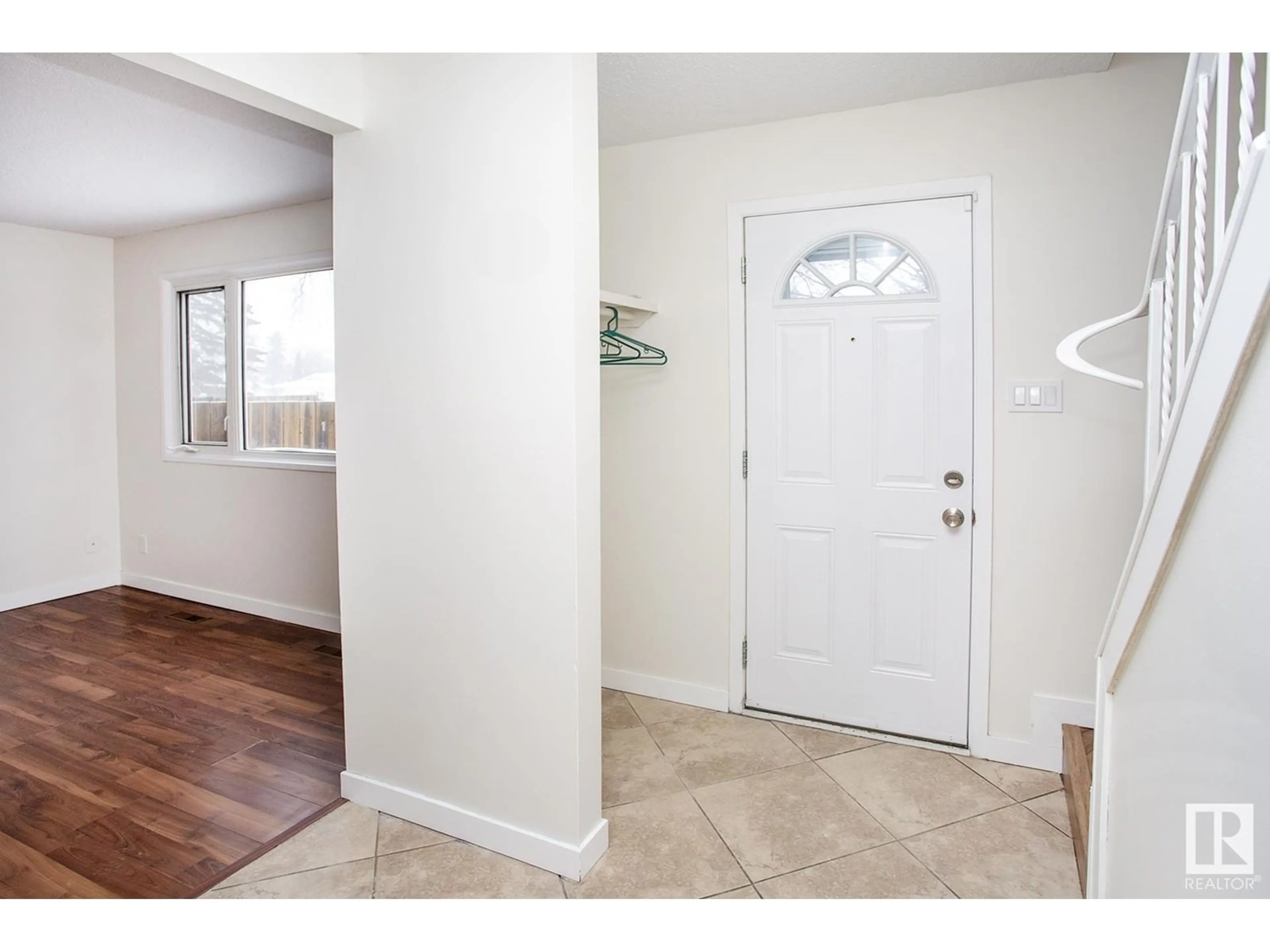 Indoor entryway for 4 BELMEAD GARDENS GD, Edmonton Alberta T5T1J1